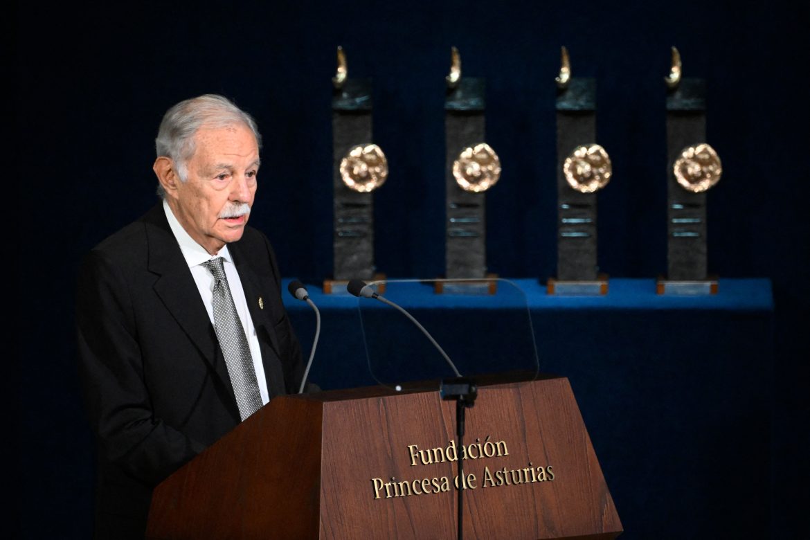 ​Eduardo Mendoza, genio y figura en su discurso de los Premios Princesa de Asturias: “Salí vago, malgastador y un poco golfo, tres cosas malas en sí, pero buenas para escribir novelas” 