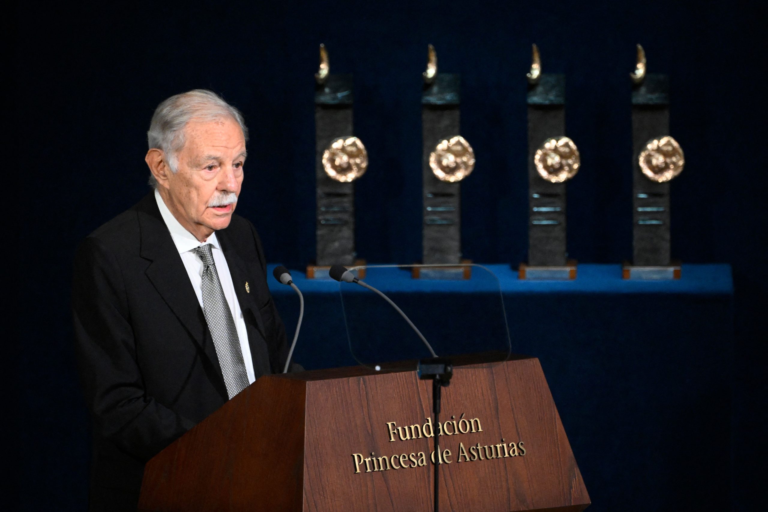 Eduardo Mendoza, genio y figura en su discurso de los Premios Princesa de Asturias: “Salí vago, malgastador y un poco golfo, tres cosas malas en sí, pero buenas para escribir novelas”