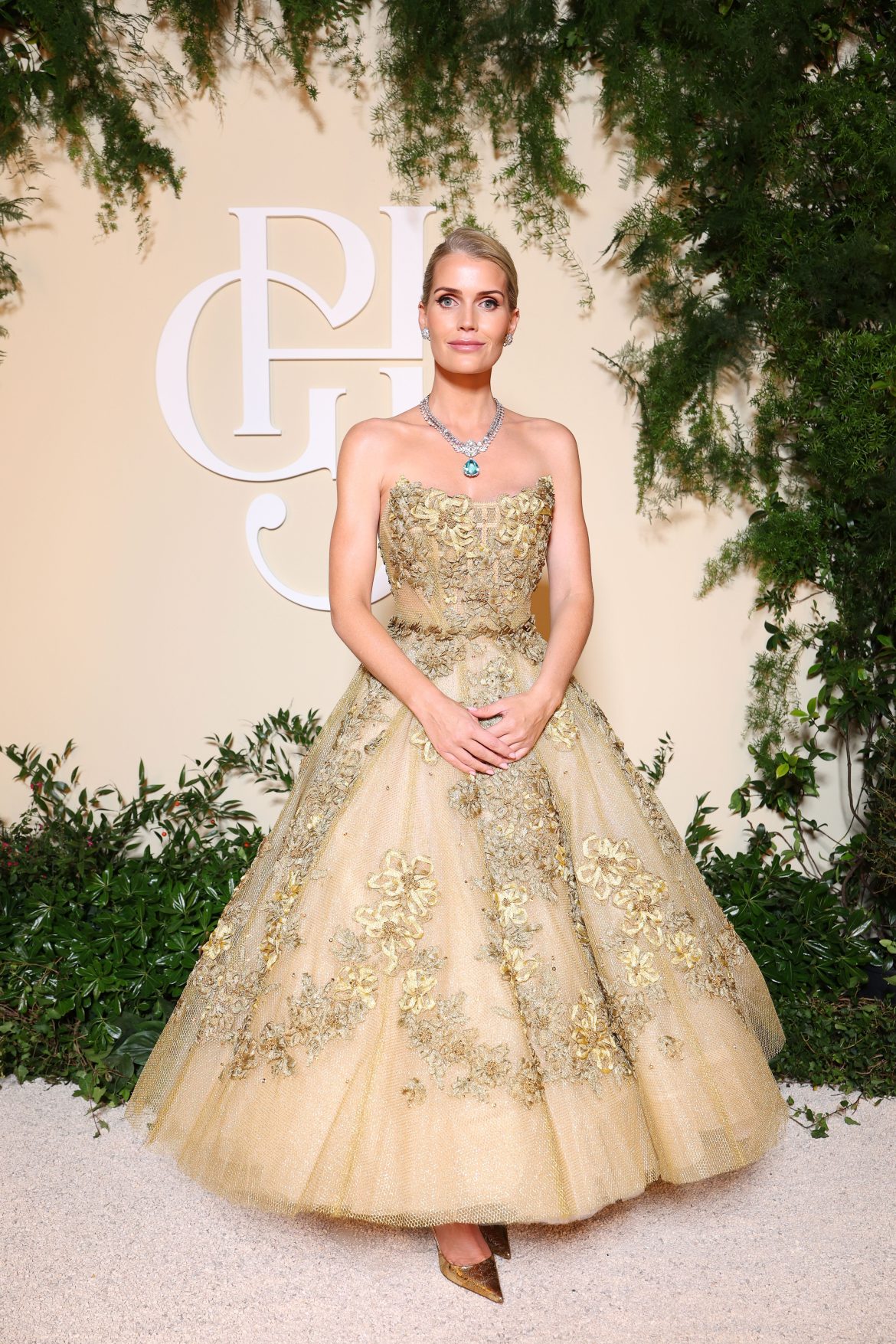 ​Lady Kitty Spencer deslumbra en Montecarlo: vestido de Dolce Gabbana Alta Moda y collar con una inmensa aguamarina de 74 quilates 