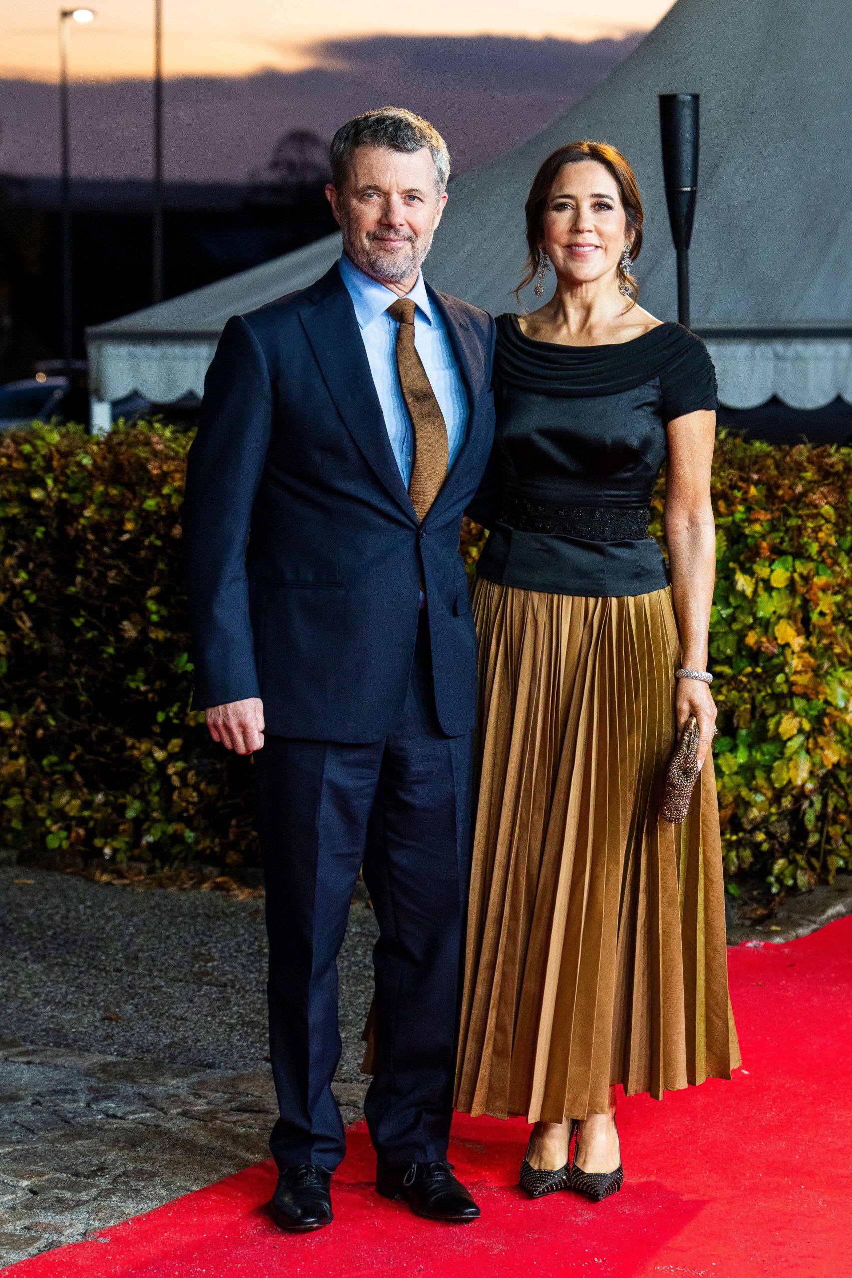 ​Del estilo coordinado con el rey Federico, a las perlas con historia: Mary de Dinamarca y el guardarropa de su ocupada agenda 