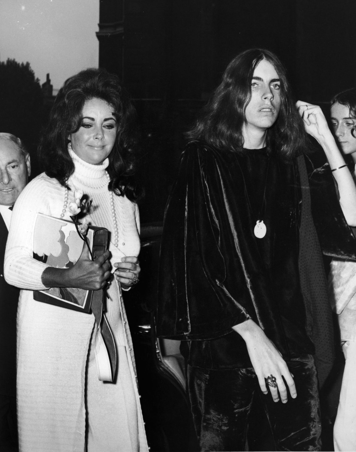 ​Elizabeth Taylor, una madrina de blanco en punto de canalé: la boda ‘hippy’ de su hijo Michael Wilding Junior con Beth Clutter en 1970 
