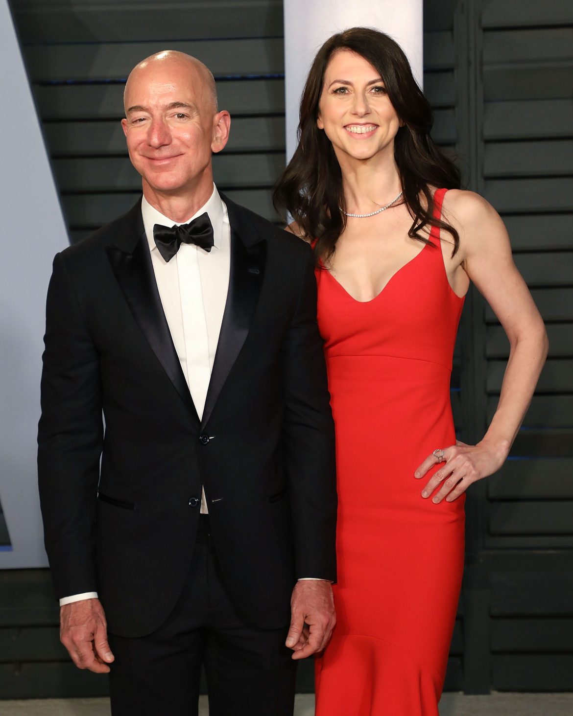 ​MacKenzie Scott, exmujer de Jeff Bezos, vende casi la mitad de sus acciones de Amazon y dona más de 110 millones a obras benéficas 
