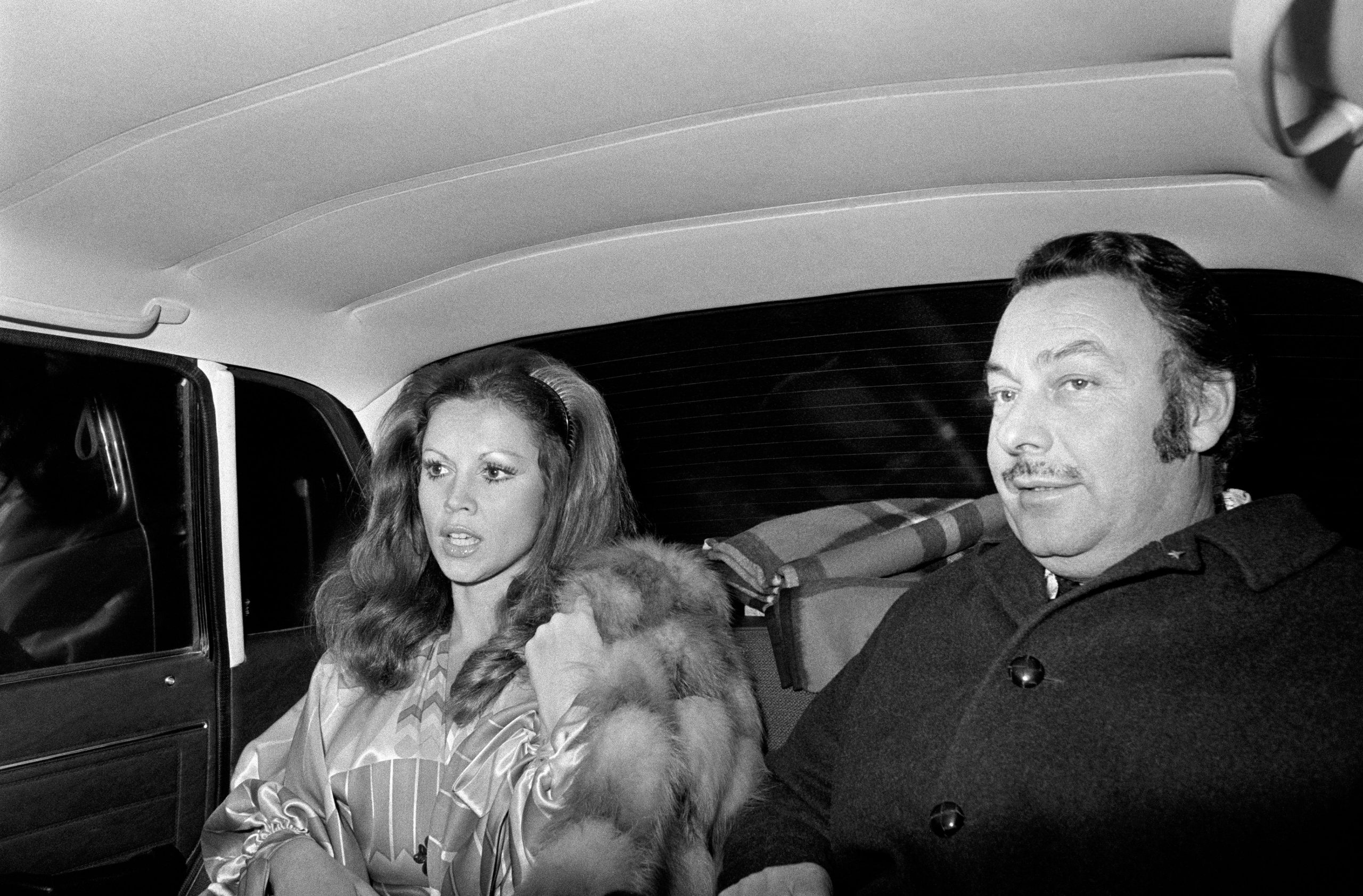 ​Hubertus de Hohenlohe se reencuentra con su madrastra, Jocelyn Lane: una boda en Las Vegas con el príncipe Alfonso, un romance (de película) con Elvis Presley y un refugio en la Riviera Francesa para diseñar collares de plumas 