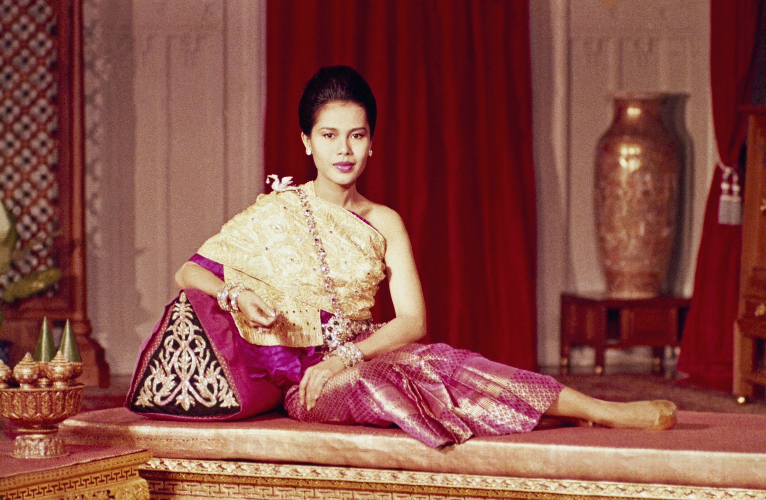 La extraordinaria colección de joyas de Sikirit de Tailandia: desde tiaras convertibles de Van Cleef and Arpels hasta broches de Fabergé