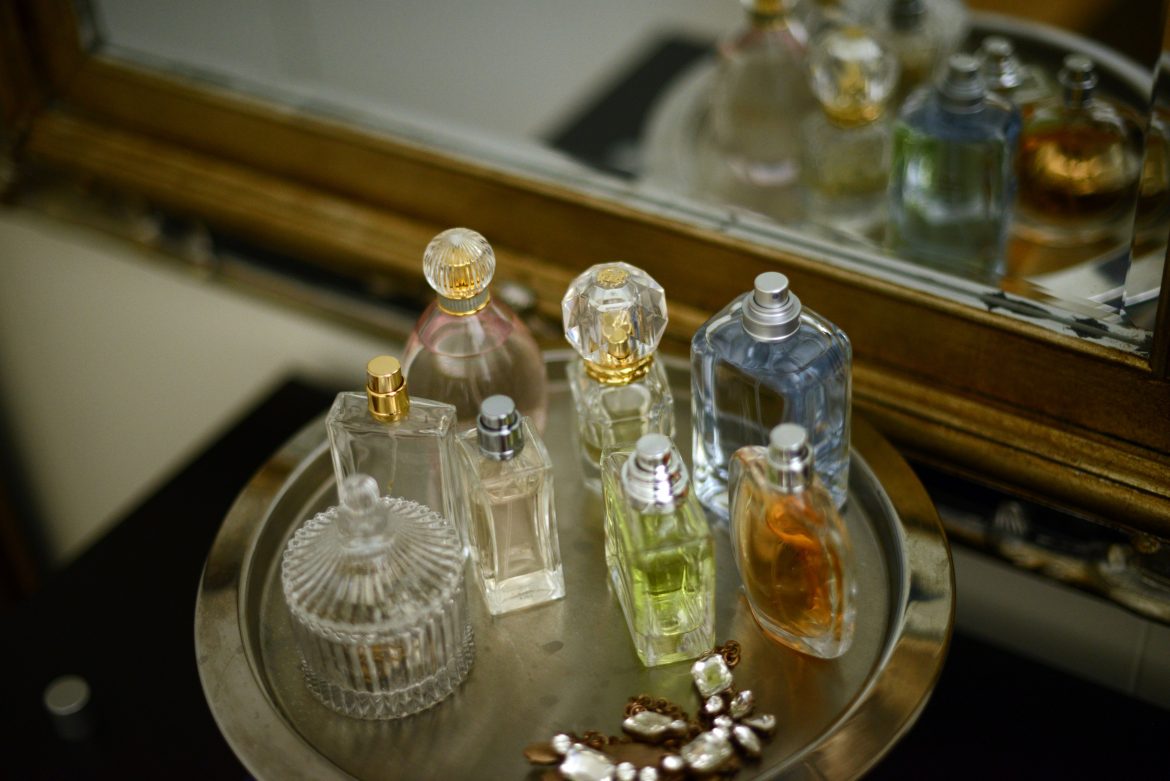 ​Oud, incienso, mirra o ámbar: cinco perfumes intensos de otoño que acompañan de la mañana a la noche 