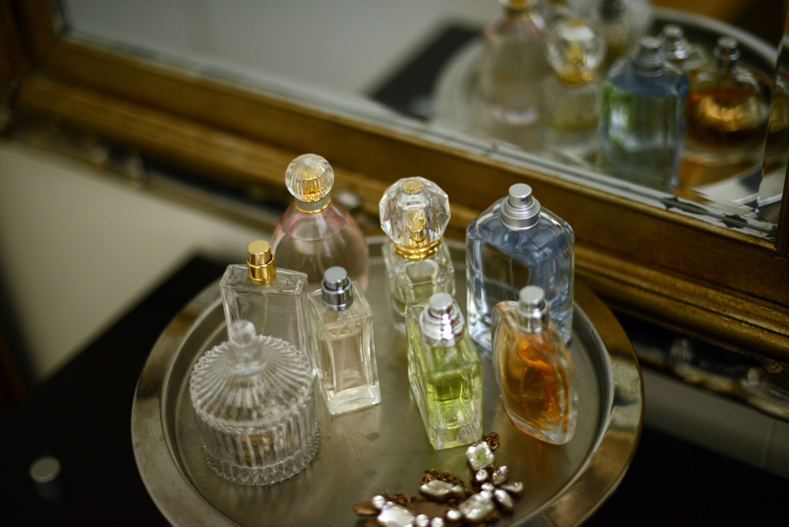 ​Oud, incienso, mirra o ámbar: cinco perfumes intensos de otoño que acompañan de la mañana a la noche 