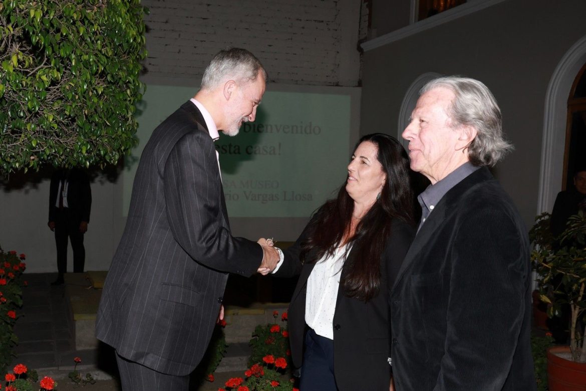 ​Felipe VI reabre la Casa Museo de Vargas Llosa en Perú con Morgana (hija del Nobel) y Luís Llosa, el primo y excuñado de Mario que dirigió a Jennifer Lopez en cine 
