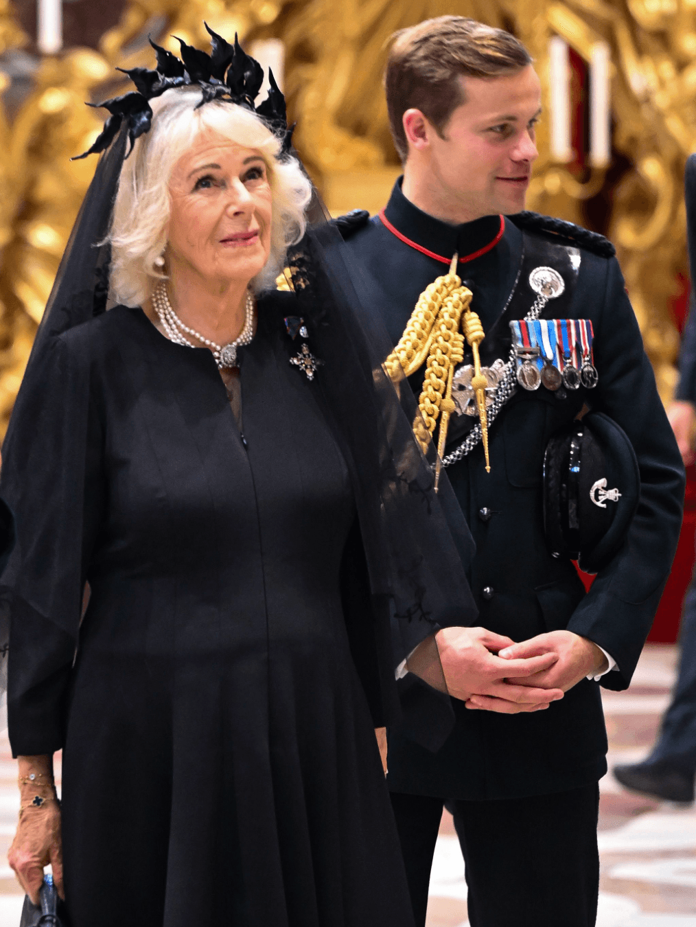 Con ustedes, Ollie Plunket, el ayudante de cámara de Camilla que acaparó todas las miradas durante la visita al Vaticano