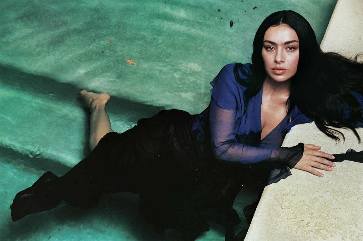 ​Charli xcx: “Siempre me interesa saber qué piensa el espectador ocasional. Probablemente crean que soy una chica fiestera que consume drogas y es un poco perra” 