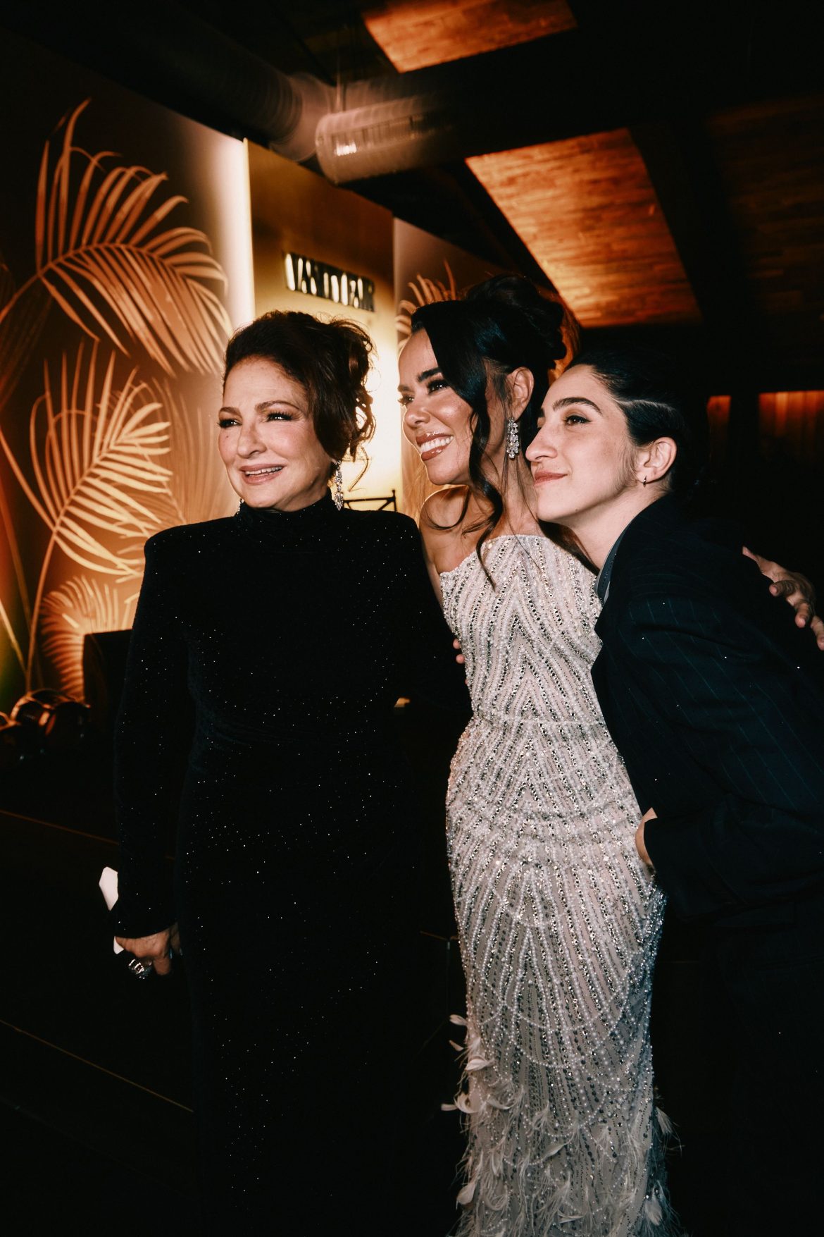 ​Gloria Estefan vive el gran broche a 50 años de carrera con una noche mágica: así fue la fiesta Premio Vanity Fair Personaje del Año con María José Llergo, Ana Guerra, Beatriz Luengo y Manu Carrasco versionando sus canciones 