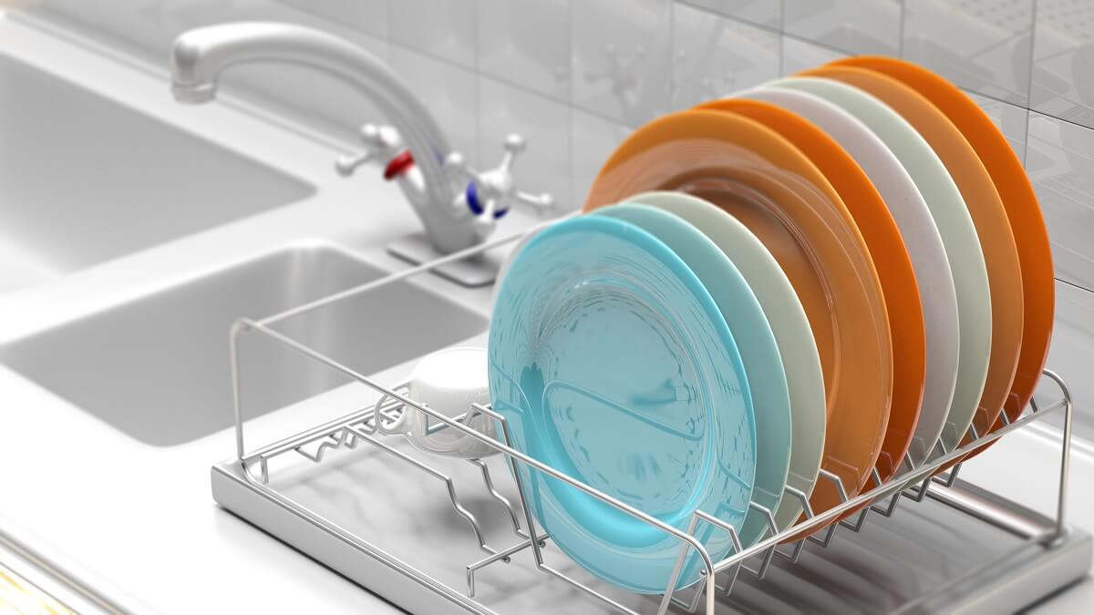 Tu escurridor podría estar lleno de bacterias y hongos: 3 trucos caseros para limpiarlo a fondo