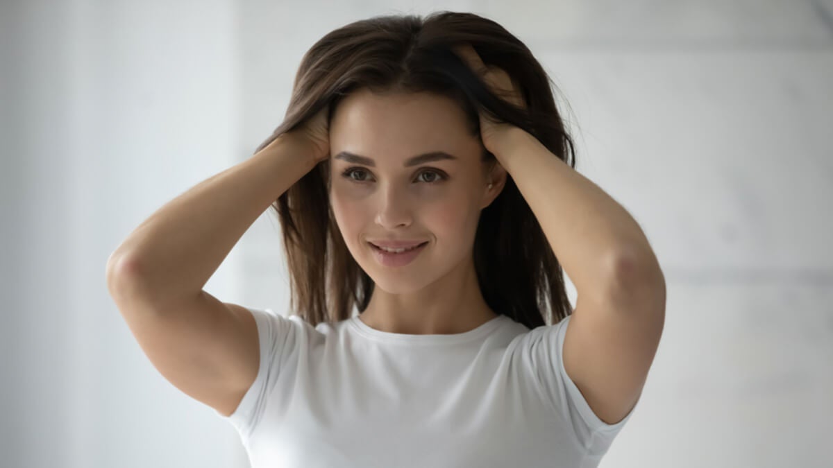 Este hábito “inofensivo” daña tu cabello sin darte cuenta: dejarlo está en tus manos