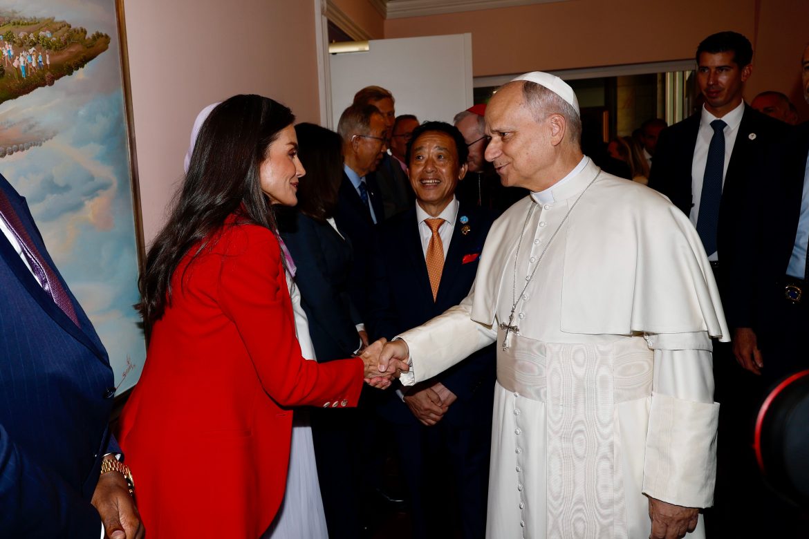 ​La reina Letizia denuncia que el hambre se haya convertido en “un arma de guerra” en un acto con el Papa León XIV y Giorgia Meloni 