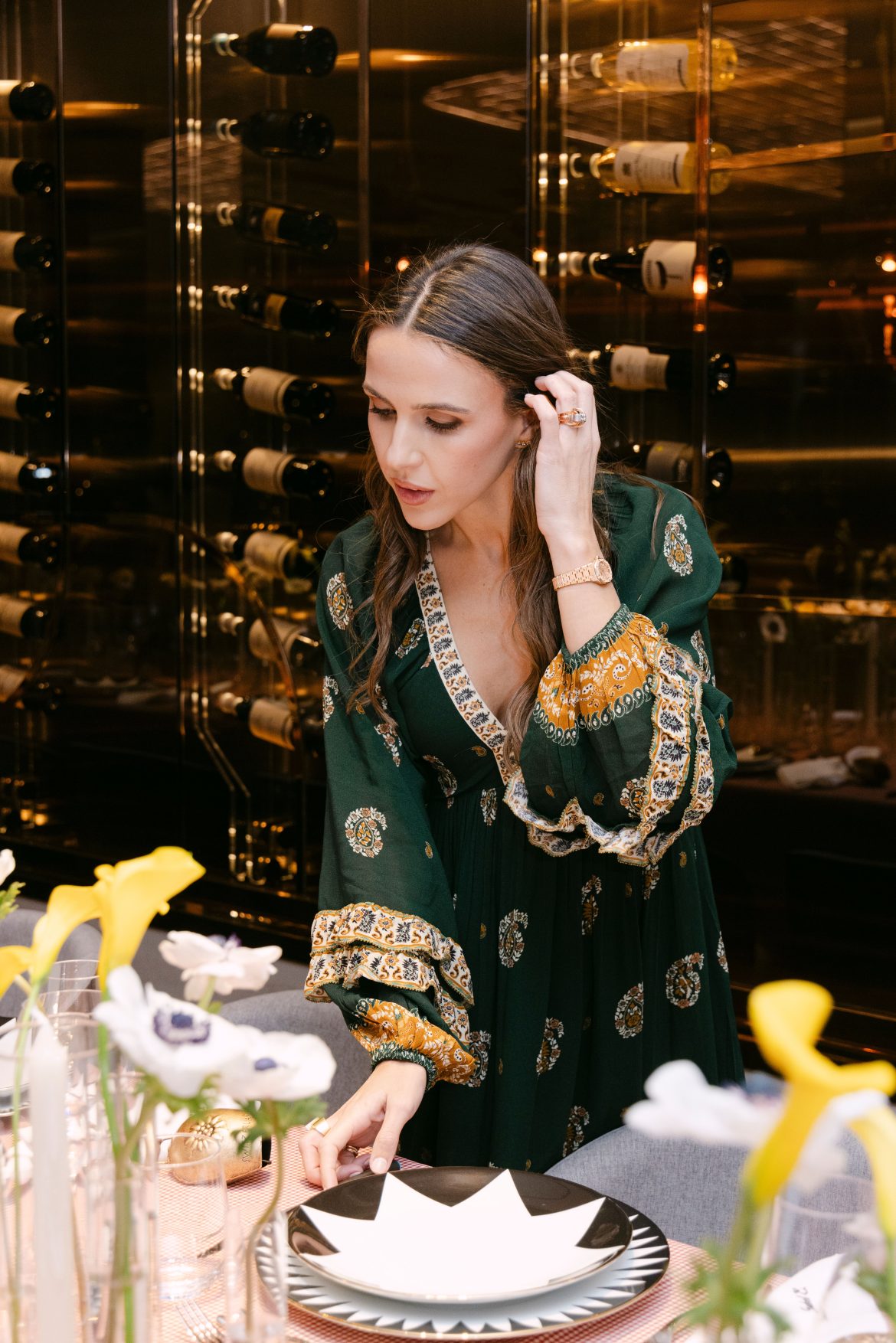 ​El arte de recibir, por María Vega-Penichet: “Con dos copas de más, mejor no hablar de política. Y si la fiesta decae: suba la música, sirva más vino y tire de recuerdos” 