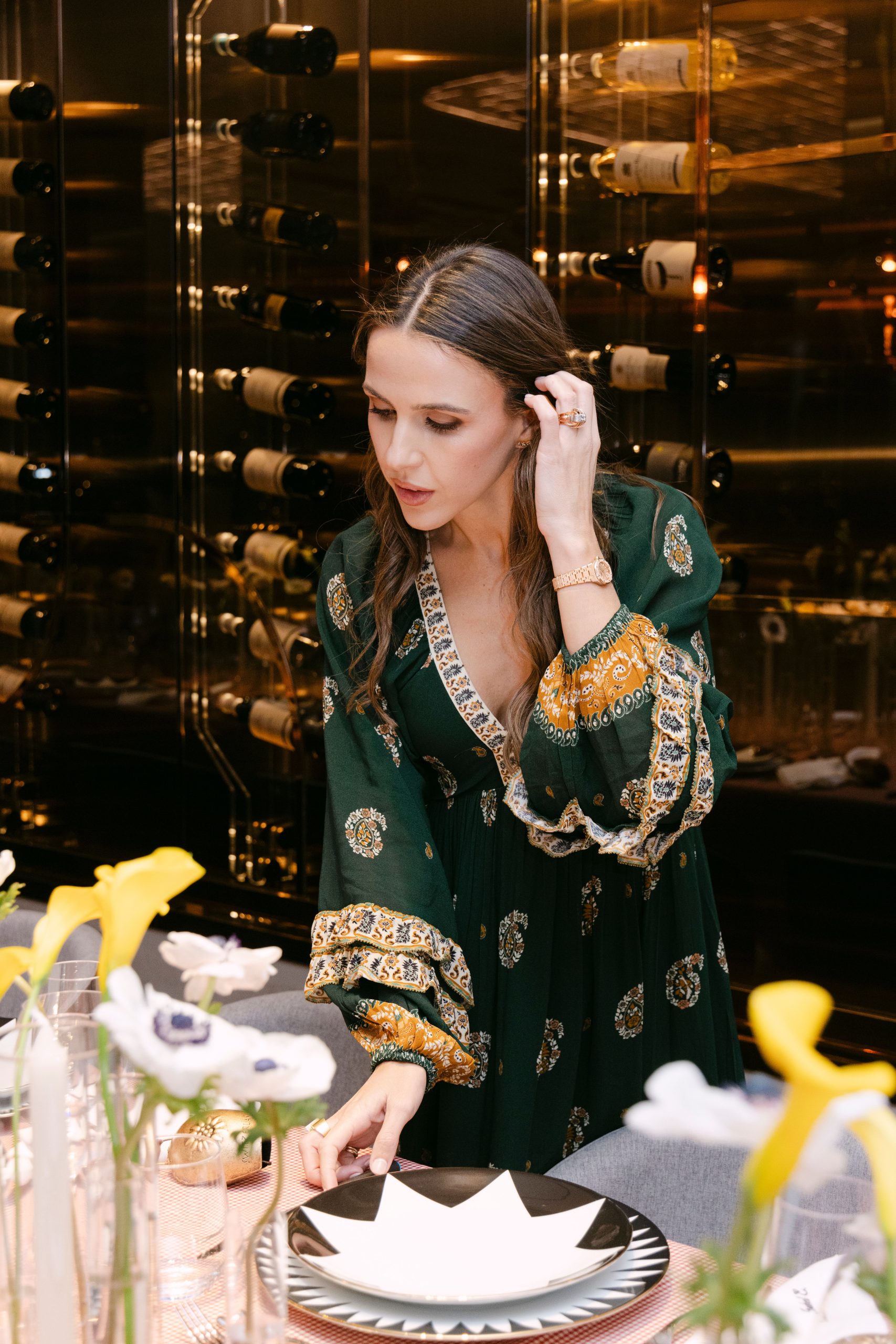 ​El arte de recibir, por María Vega-Penichet: “Con dos copas de más, mejor no hablar de política. Y si la fiesta decae: suba la música, sirva más vino y tire de recuerdos” 