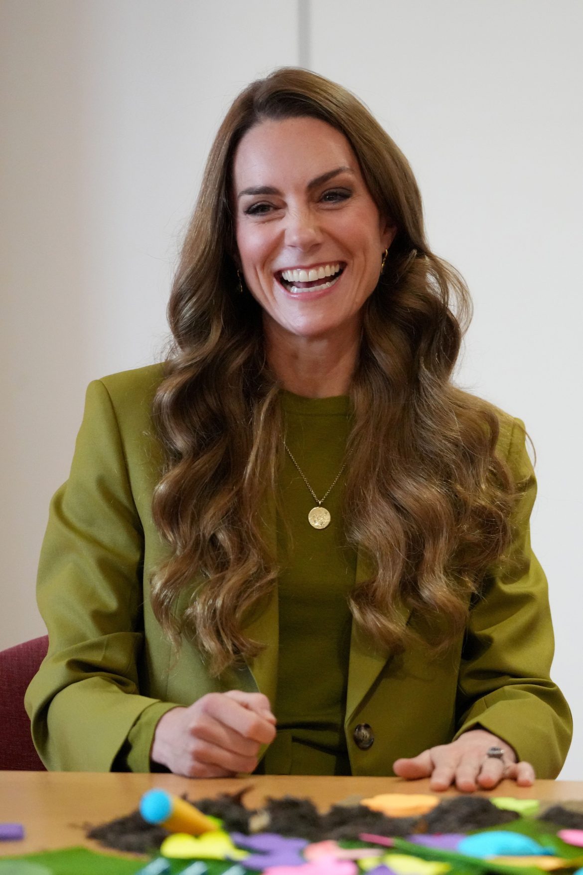 ​Kate Middleton alerta sobre el uso excesivo del teléfono móvil: “Mira a los ojos a las personas que te importan y préstales toda tu atención, porque ahí es donde nace el amor” 