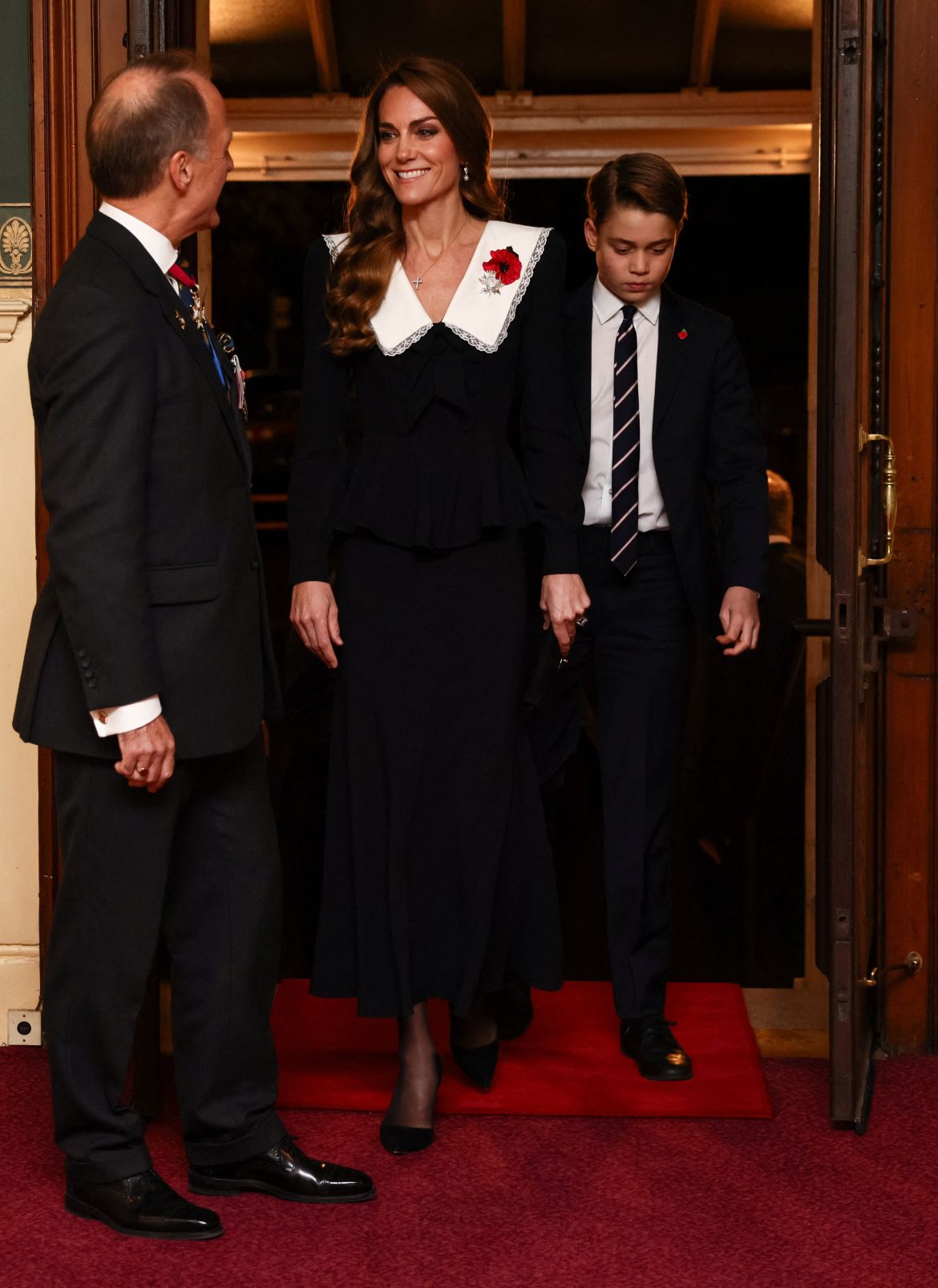 ​Vestido negro y cuello ‘bobo’: Kate Middleton homenajea a la princesa Diana más ochentera en el primer Festival del Recuerdo del príncipe George 