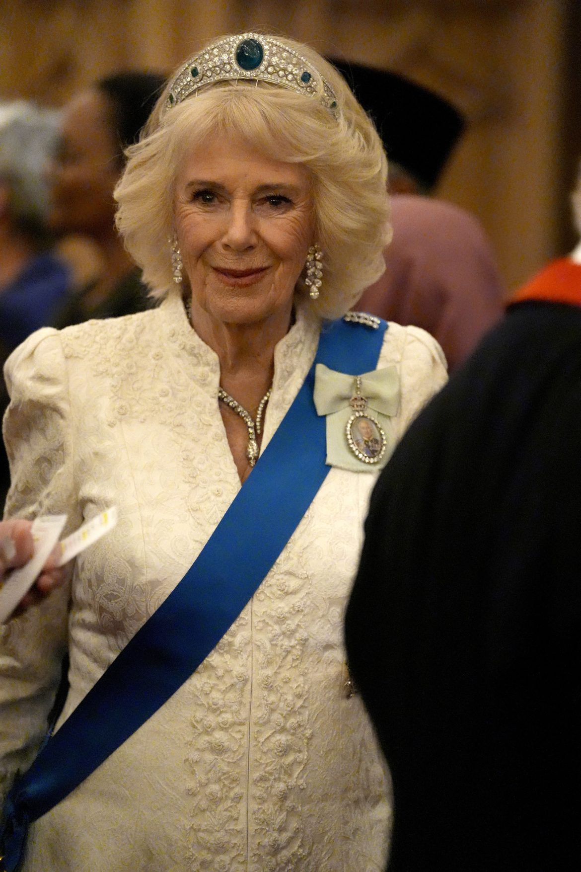 ​Camilla impresiona con la tiara que Eugenia de York llevó en su boda: los pendientes y el collar-serpiente completan un conjunto de joyas de excepción 