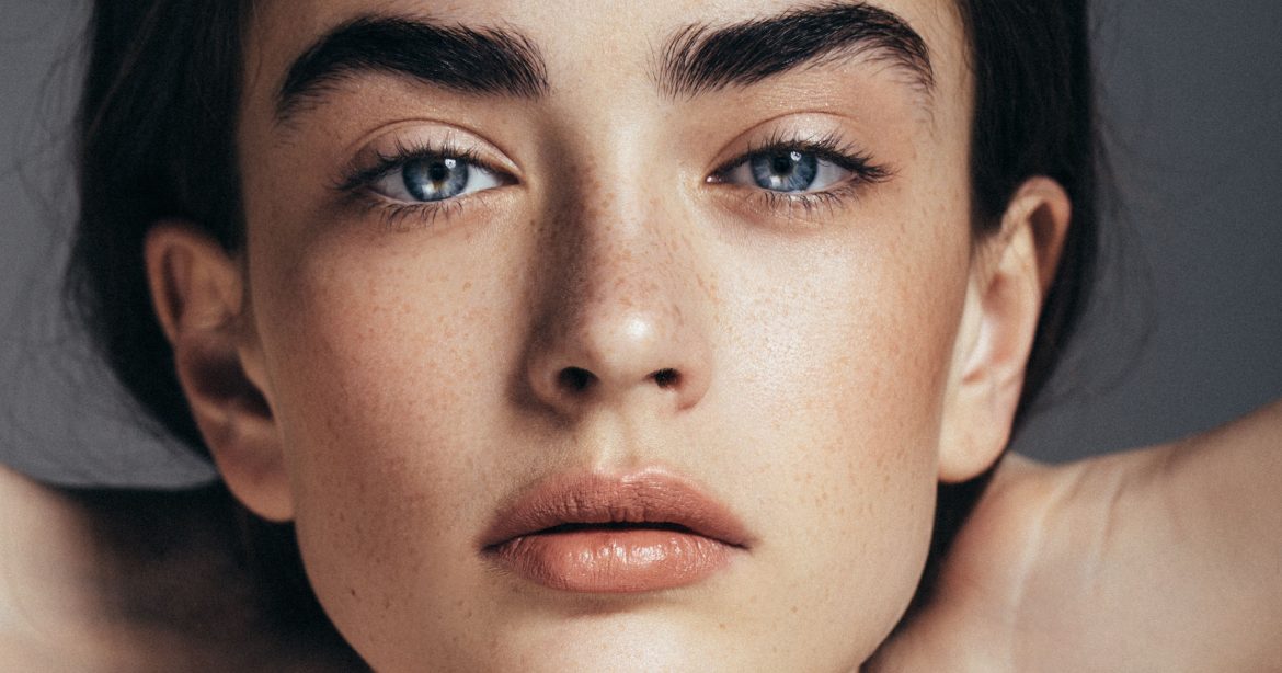 ​Tendencias en cejas: el adiós definitivo hechas con escuadra y cartabón 