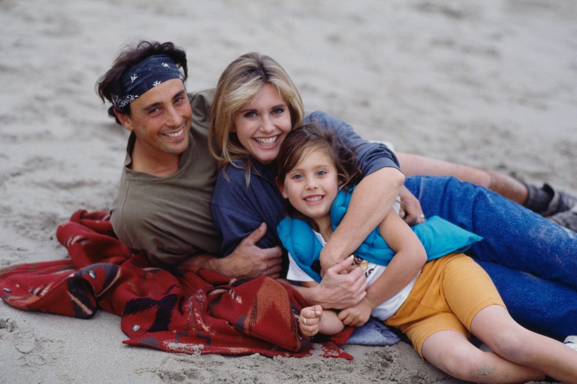 ​Chloe Lattanzi, hija de Olivia Newton-John: “Muchos olvidan que he perdido a mi madre, no a la leyenda. Comíamos caramelos en la cama, allí nadie podía arrebatármela” 