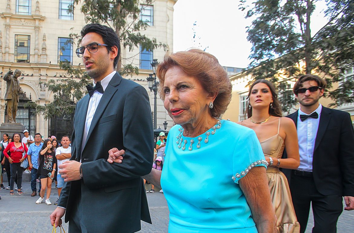 ​Patricia Llosa celebra su 80 cumpleaños, el primero sin Mario Vargas Llosa: una fotografía con gran significado familiar y una casa frente al mar donde nació Mario Testino (en la que disfruta de madrugar y la lectura) 