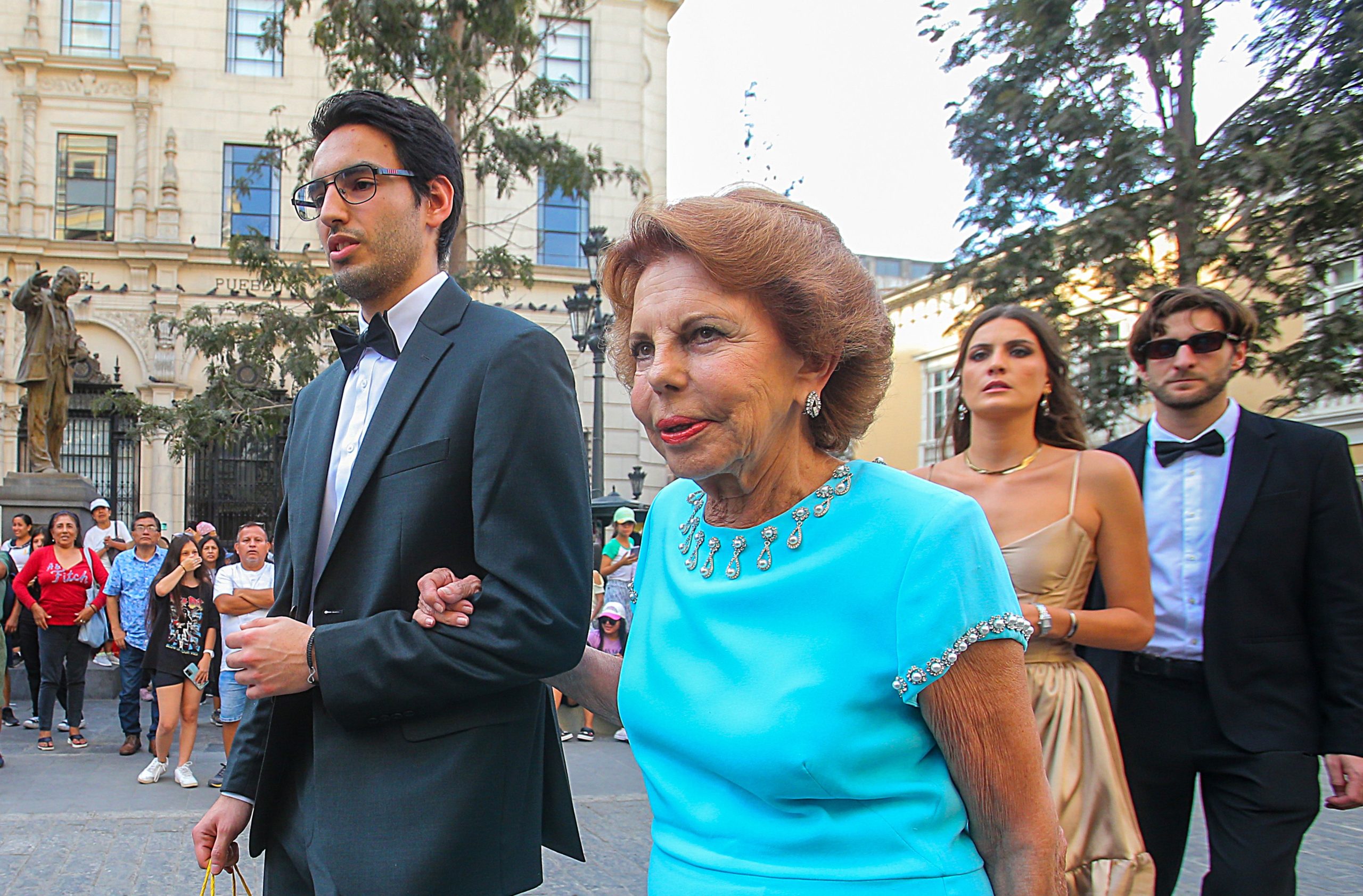 ​Patricia Llosa celebra su 80 cumpleaños, el primero sin Mario Vargas Llosa: una fotografía con gran significado familiar y una casa frente al mar donde nació Mario Testino (en la que disfruta de madrugar y la lectura) 