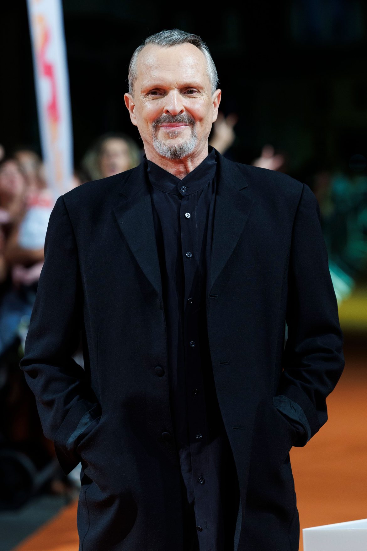 ​Miguel Bosé se reencuentra con su querida prima Bettina en Nueva York: espectadores de la obra de Keanu Reeves en Broadway y el recuerdo de su ‘Mami Blue’ en una visita privada al MoMA 