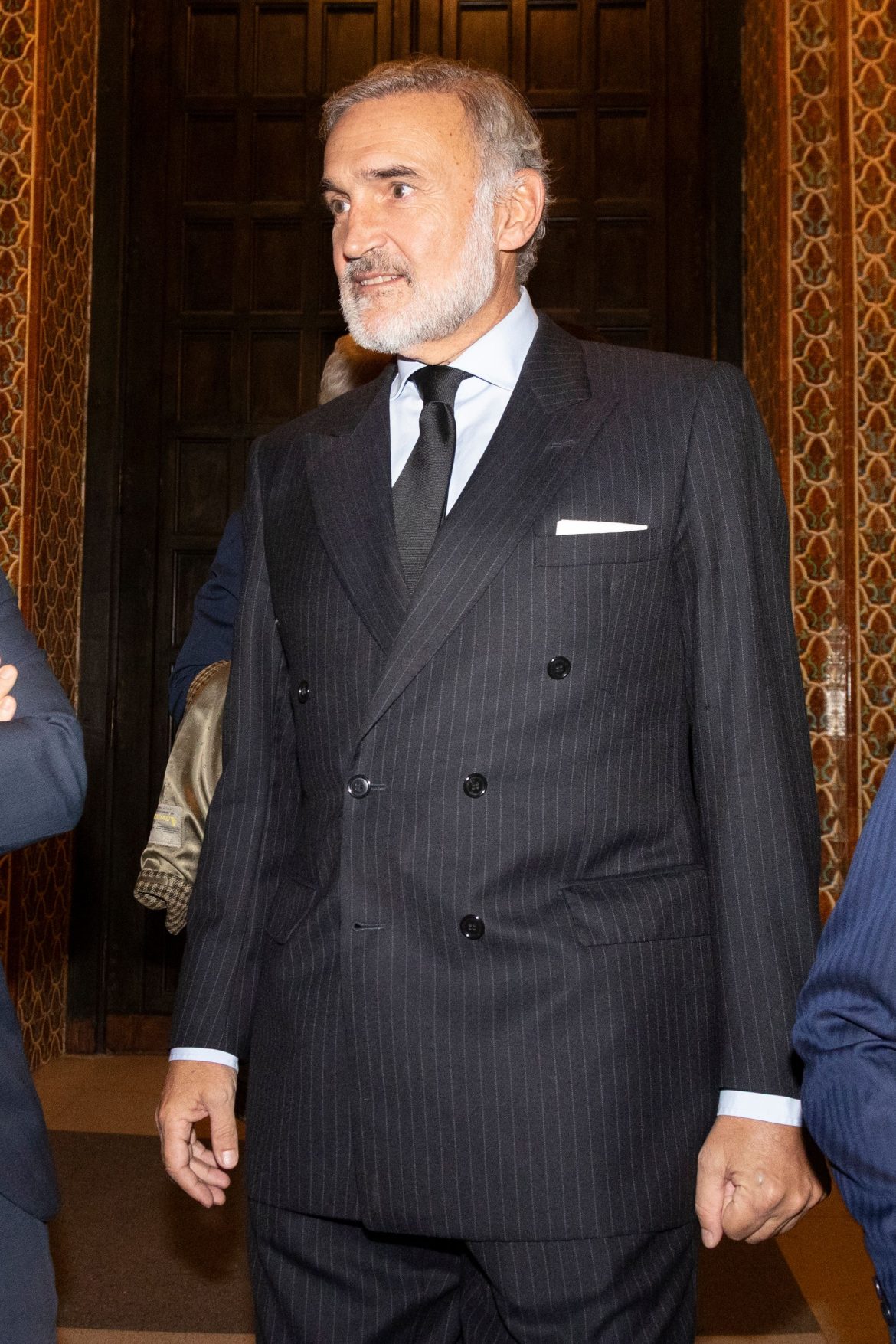 ​Javier Fitz-James Stuart reaparece en el funeral por su tía Eugenia: un castillo por el que se pasea “el fantasma” de Eugenia de Montijo, una boda discreta con María Chávarri y amor por sus tres hijos 