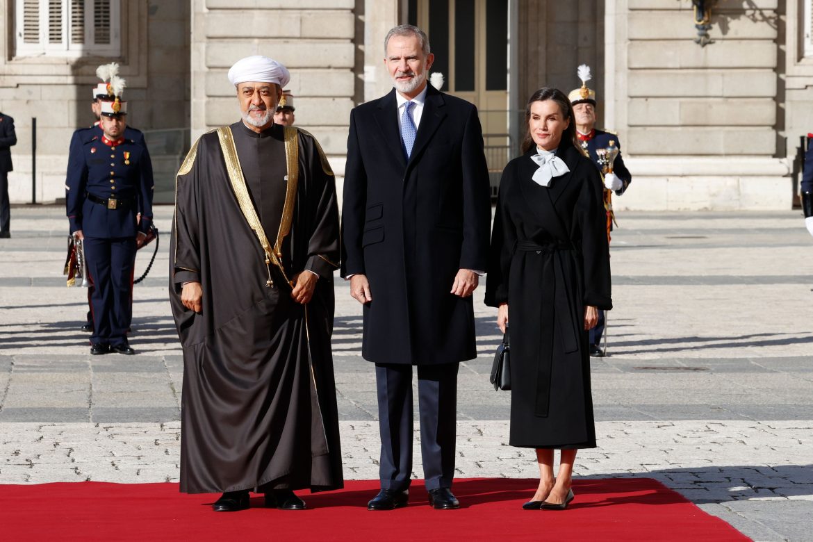 ​Felipe y Letizia retoman su papel de anfitriones y saldan la cita pendiente con el sultán de Omán tras dos años sin visitas de Estado en el Palacio Real 