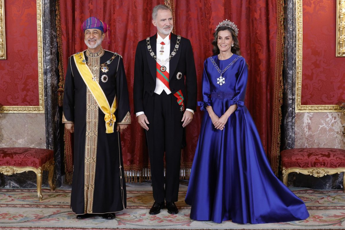 ​La reina Letizia vuelve a vestirse de gala para la cena en honor del sultán de Omán: la Tiara Rusa, los chatones ‘de pasar’ y una nueva condecoración 