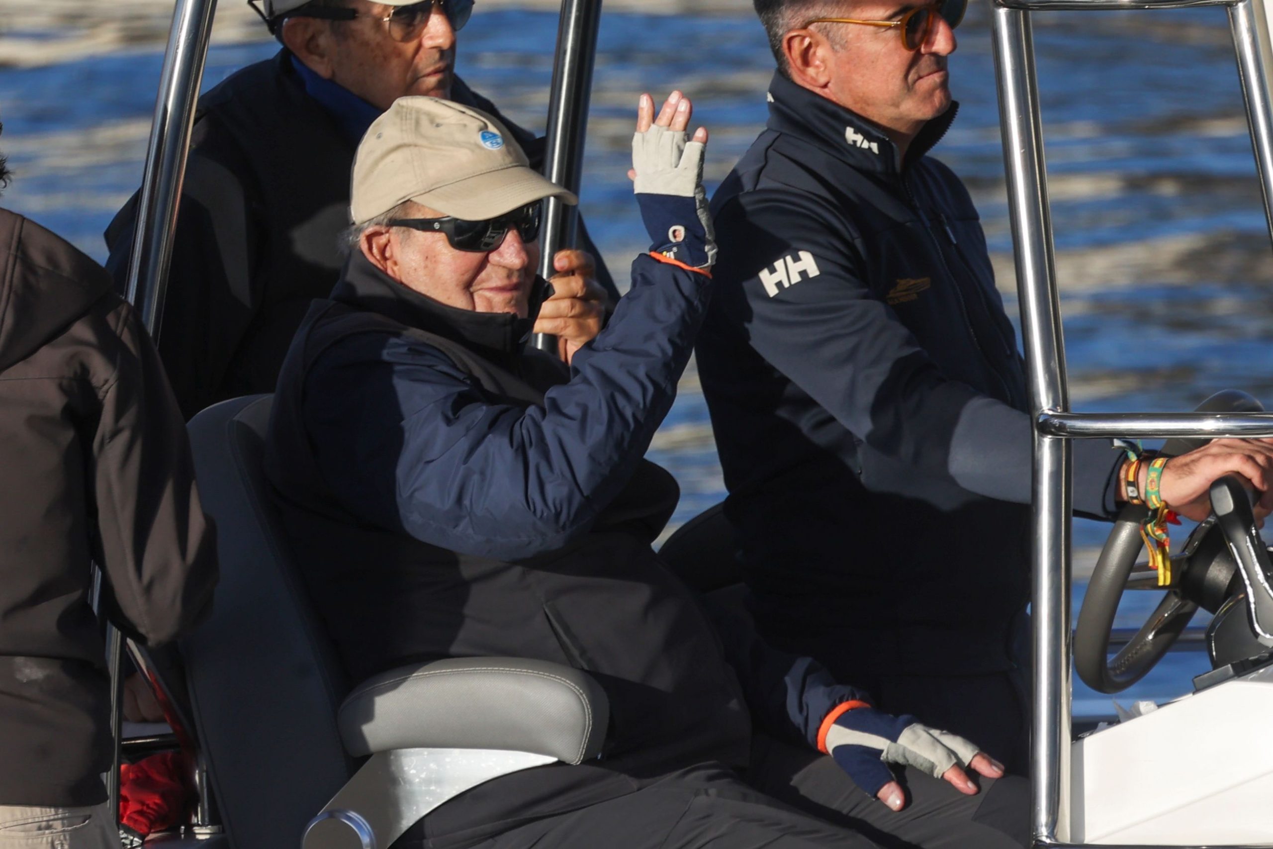 ​El fin de semana del rey Juan Carlos en Sanxenxo: la visita de María y Alfonso Zurita, una cena en el club náutico y sus “muchas ganas” de volver a España 