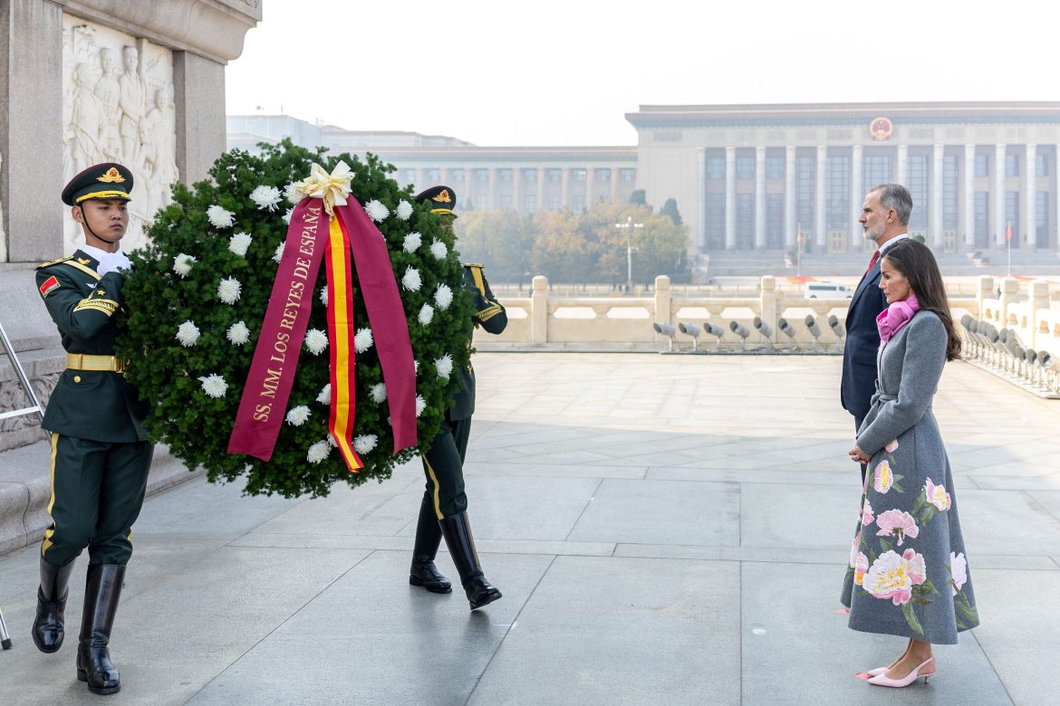 ​Los reyes Felipe VI y Letizia hacen una ofrenda floral en la plaza de Tiananmén en la jornada central de su viaje a Pekín 