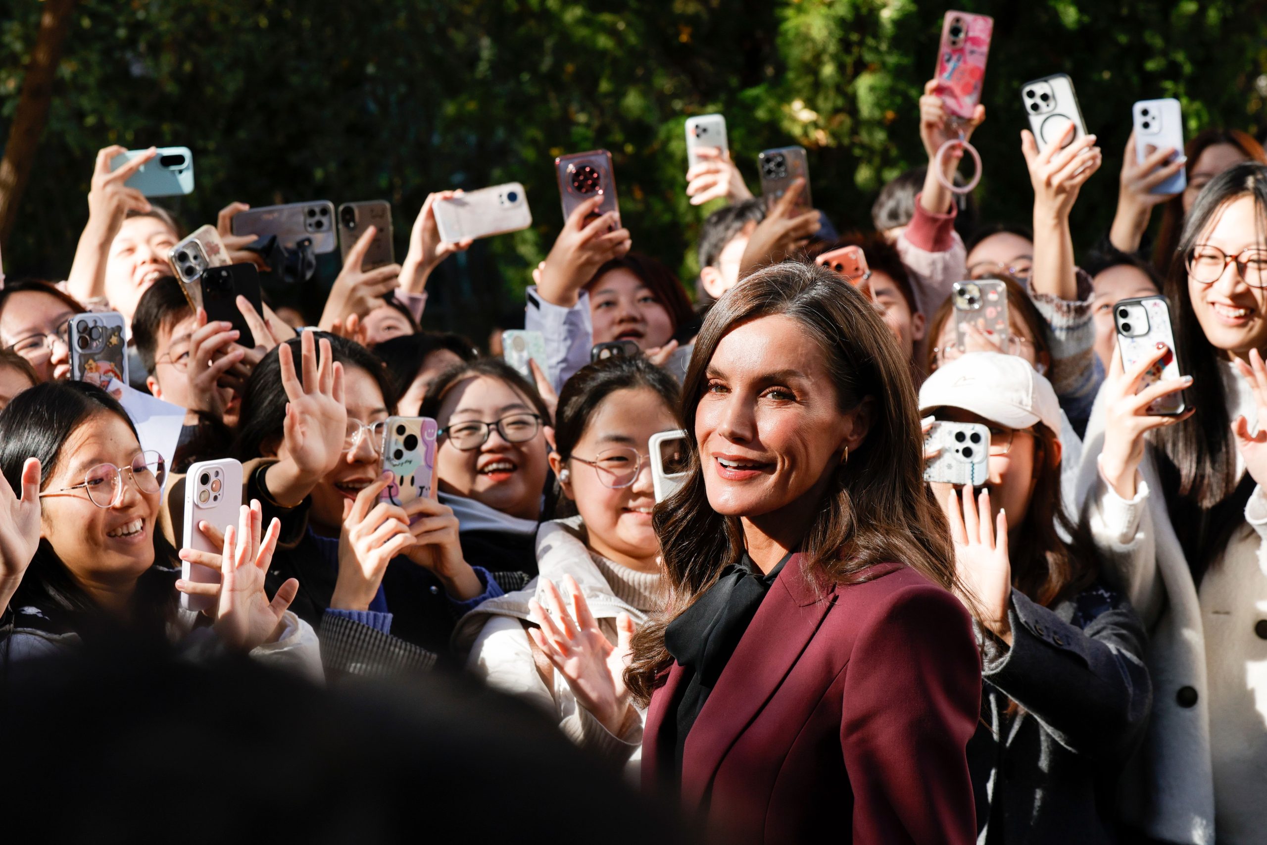 La reina Letizia se da un baño de masas en un acto de impulso al español en la Universidad de Estudios Extranjeros de Pekín