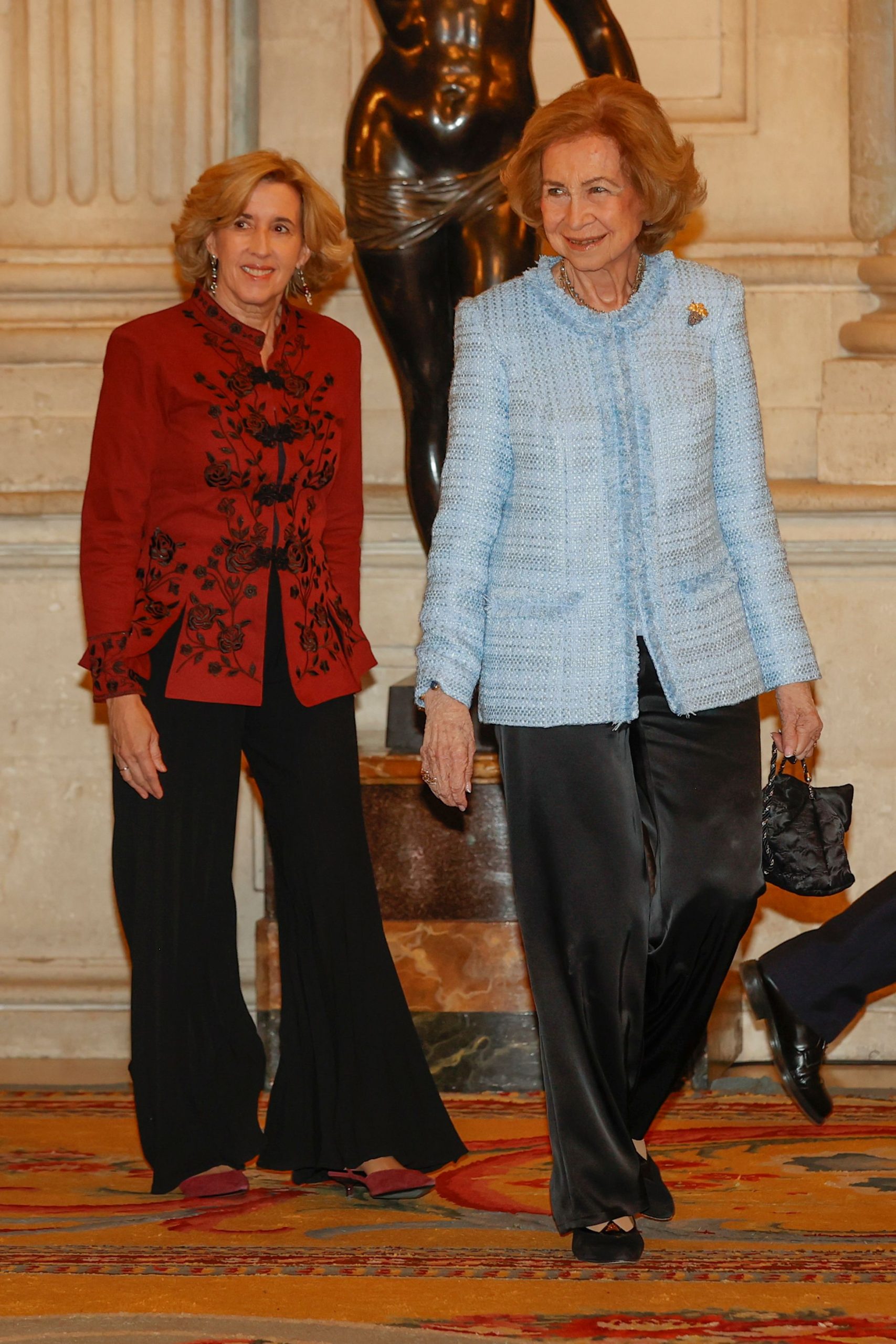 ​La reina Sofía, con chaqueta de su diseñador de cabecera, entrega los premios a la poesía 