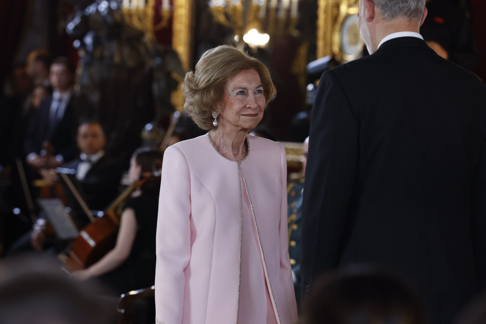 ​La reina Sofía recibe el Toisón de Oro: del discurso de Felipe VI a su conjunto de Alejandro de Miguel cargado de simbolismo (y a juego con Letizia) pasando por la emoción de Leonor y Sofía 
