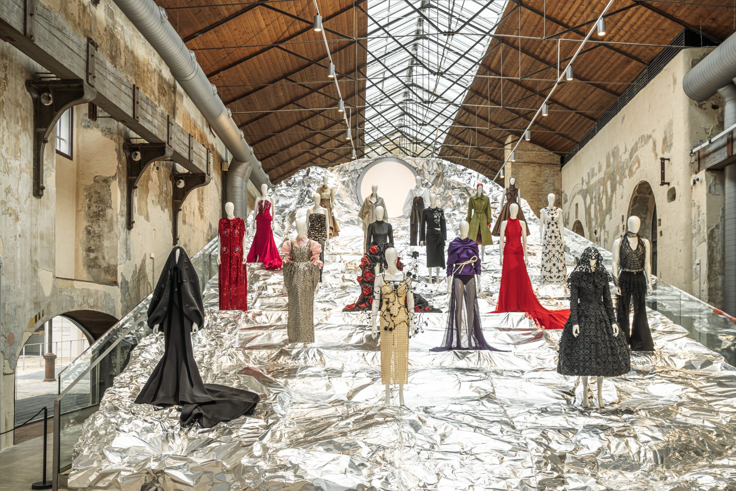 Los nuevos diseñadores andaluces reinterpretan la mantilla, los lunares, las flores y el rojo