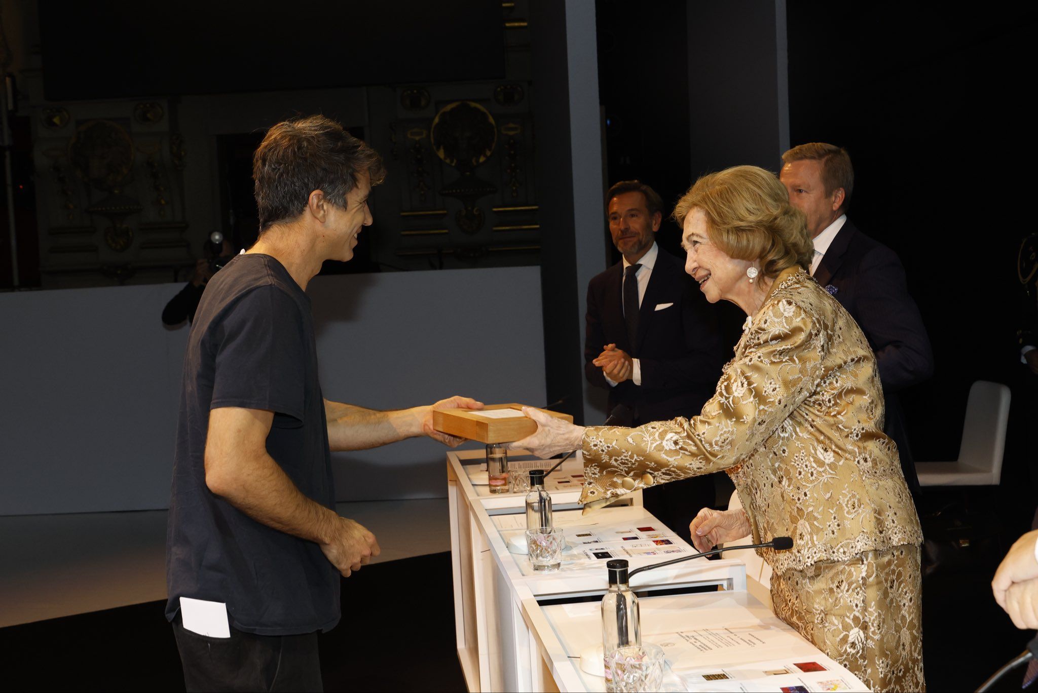 ​La reina Sofía, ovacionada en el Teatro Real en su primer concierto del Premio BMW de Pintura sin su hermana Irene acompañándola 