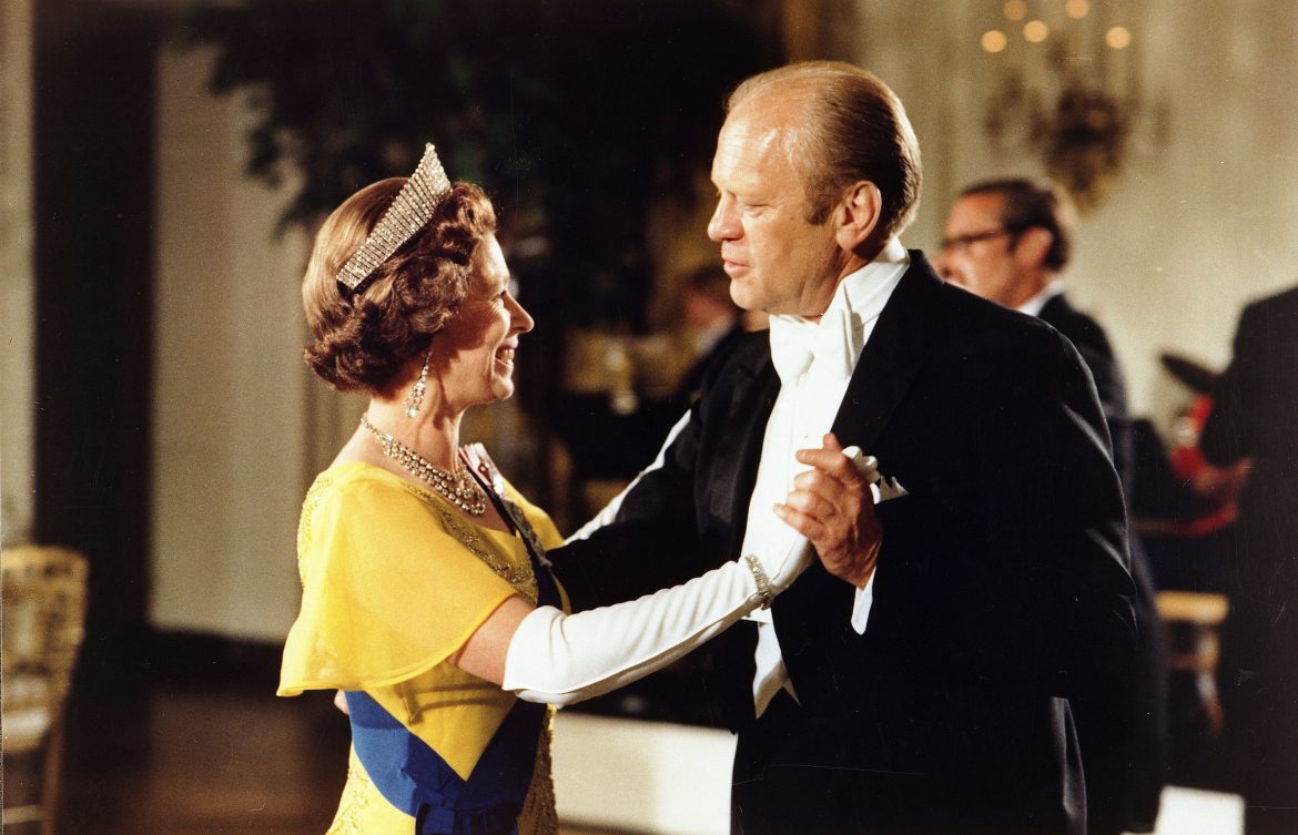 ​Una banquete de gala, una imponente tiara, un baile con el presidente Ford y una canción ¿inoportuna?: el viaje con el que Isabel II celebró el bicentenario de la Independencia de Estados Unidos 