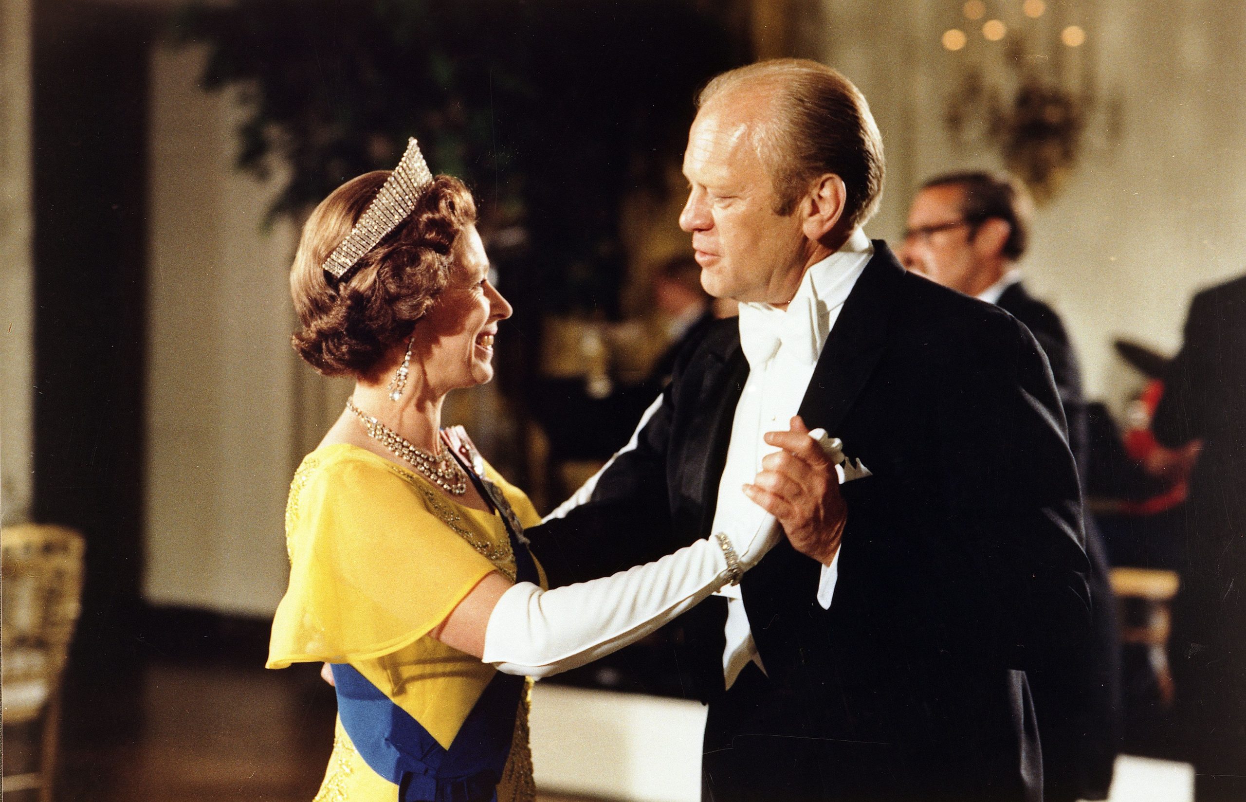 Una banquete de gala, una imponente tiara, un baile con el presidente Ford y una canción ¿inoportuna?: el viaje con el que Isabel II celebró el bicentenario de la Independencia de Estados Unidos