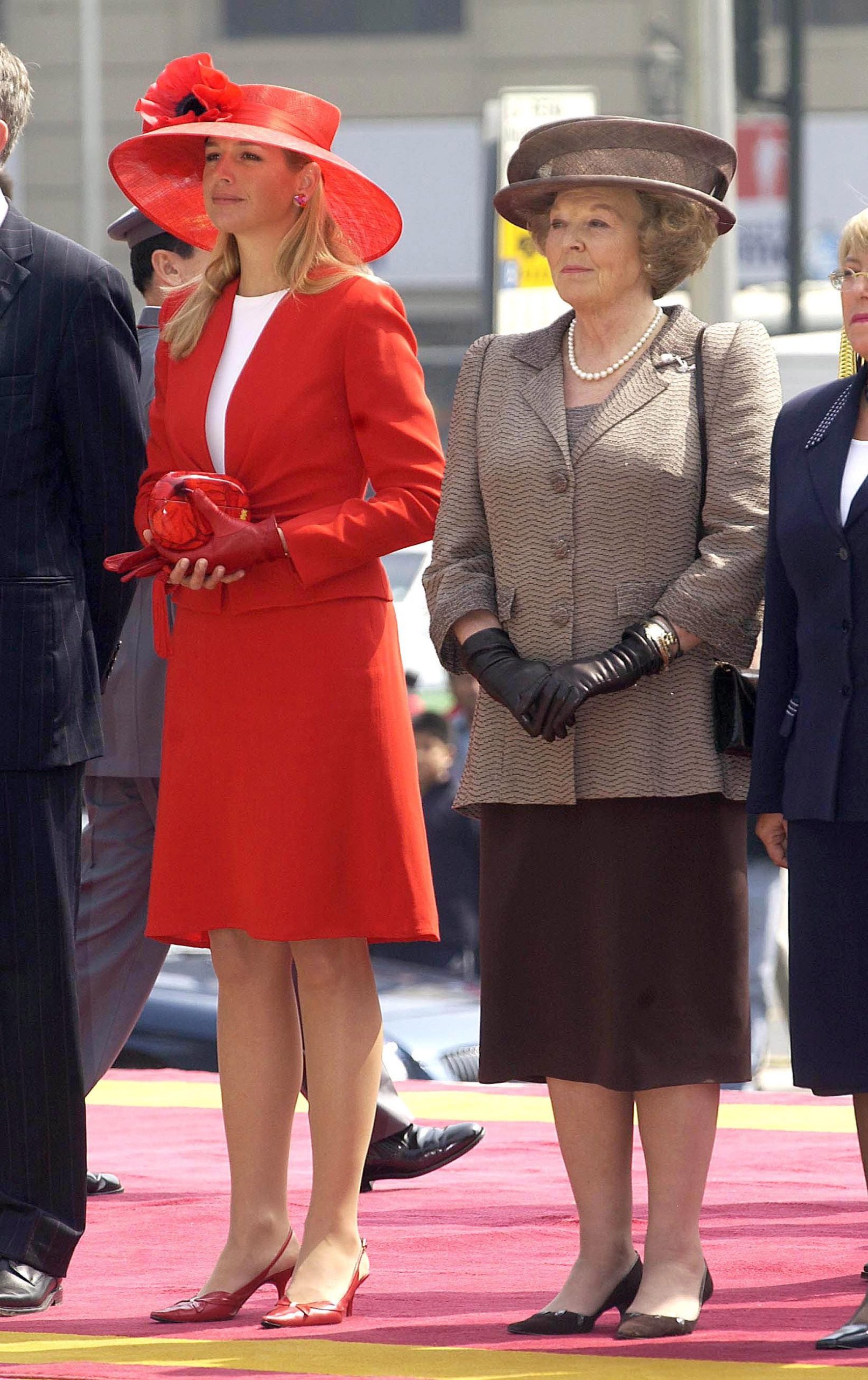 ​Máxima de Holanda tiene a su suegra como referente de estilo (y la prueba son sus sombreros y tocados) 