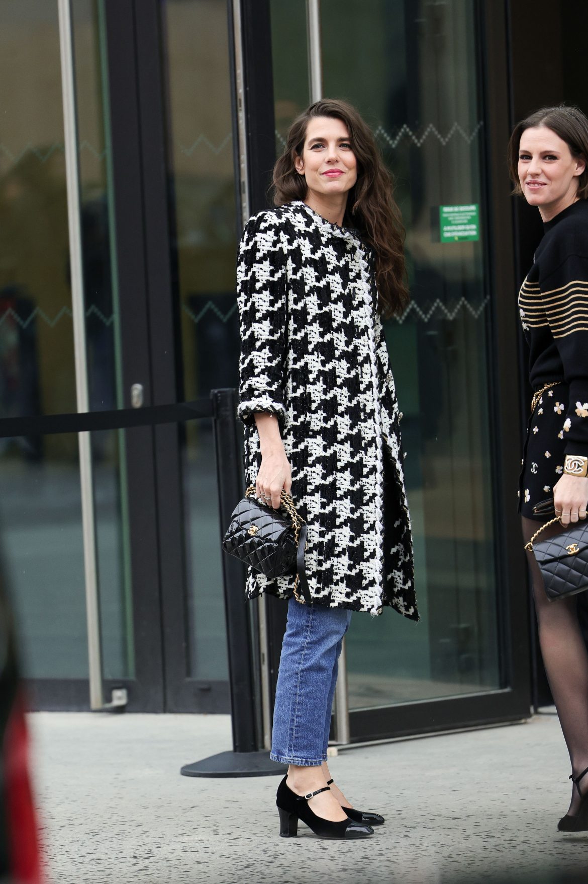 ​Charlotte Casiraghi y su repertorio de abrigos: desde la cazadora de cuero para diario hasta la versión en largo para una noche de gala 