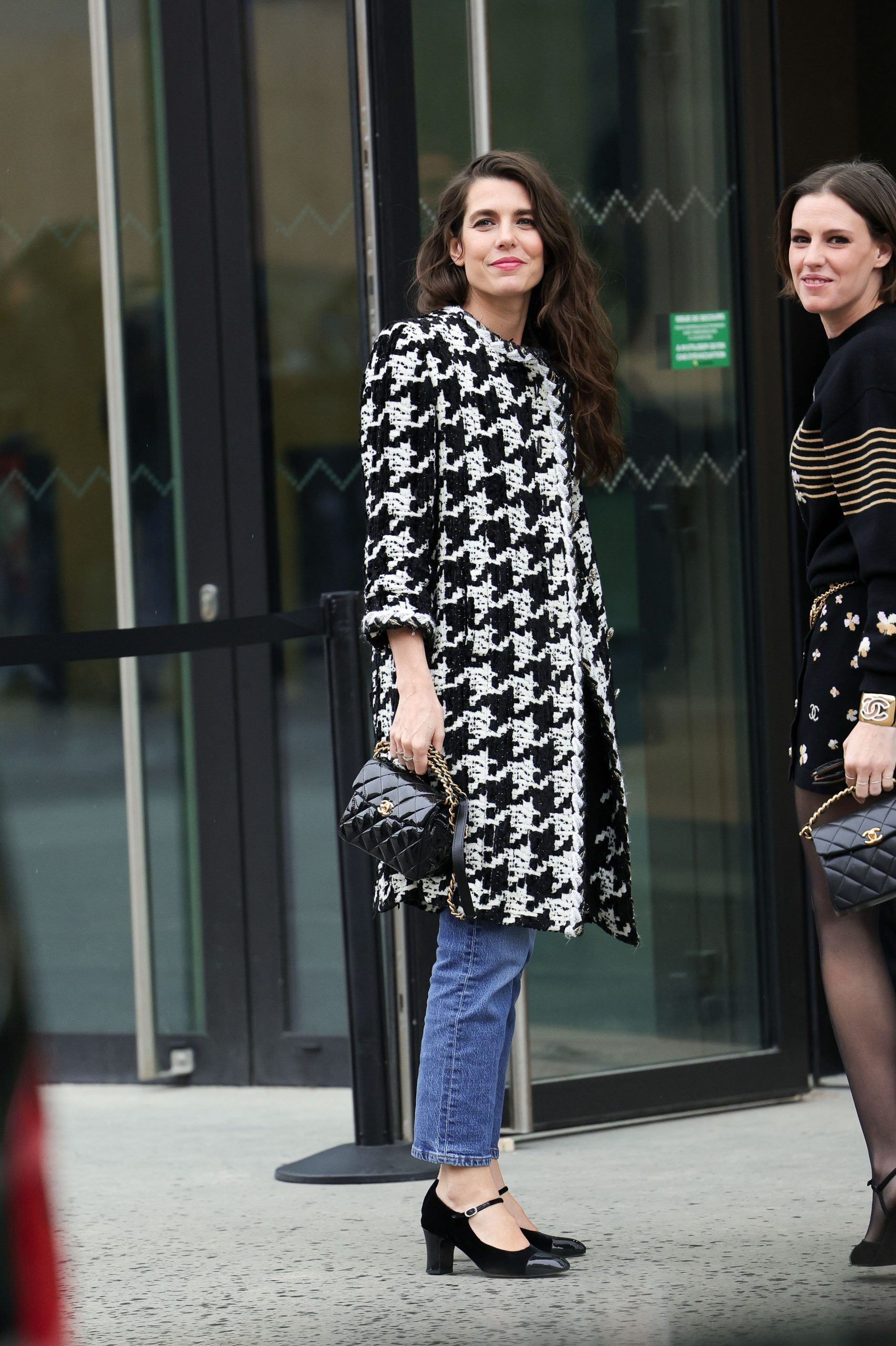 Charlotte Casiraghi y su repertorio de abrigos: desde la cazadora de cuero para diario hasta la versión en largo para una noche de gala