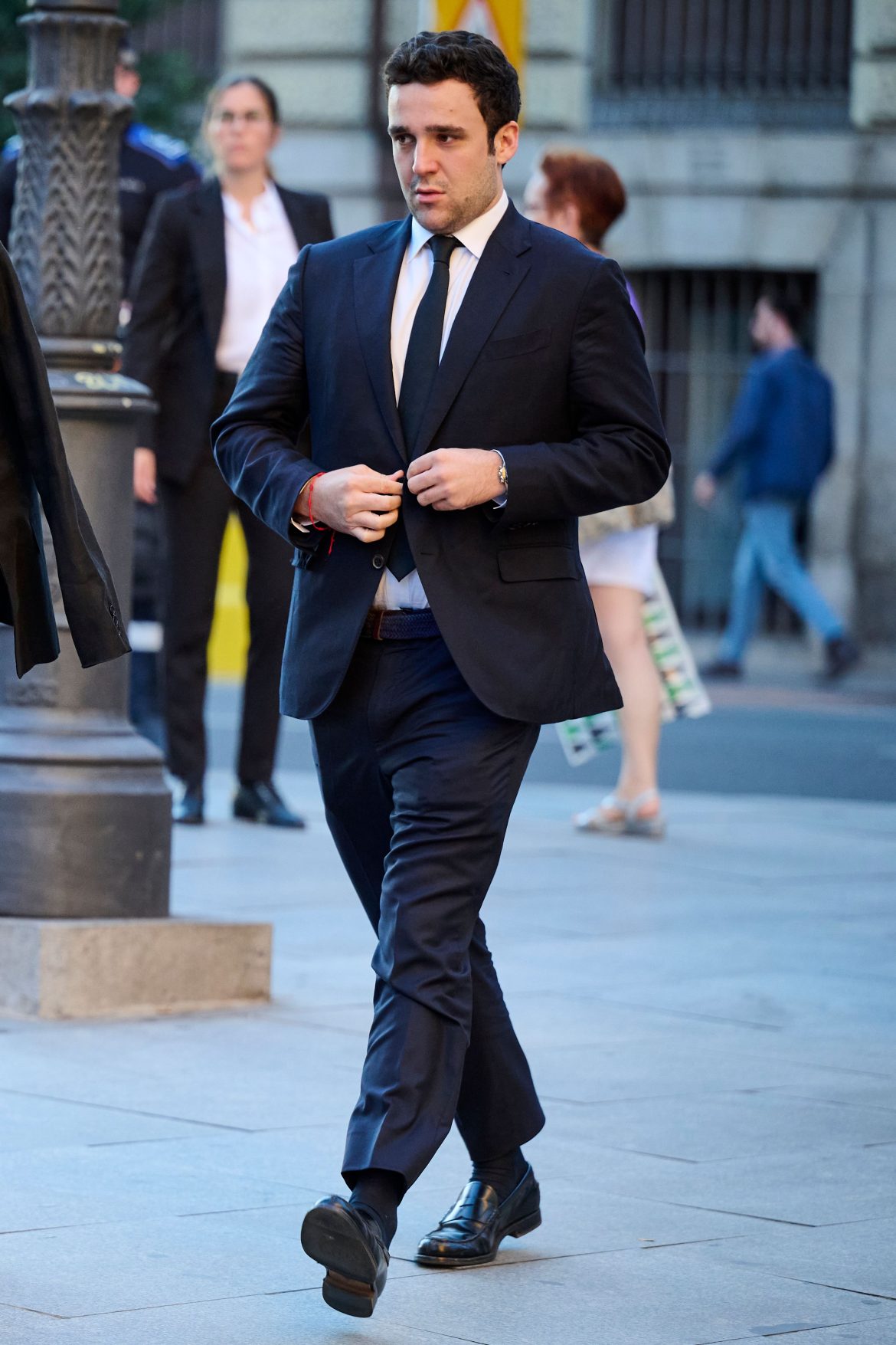 ​Froilán de Marichalar, a punto de cumplir tres años de su marcha a Abu Dabi: pádel a diario, estudios a distancia y los consejos de su abuelo para hacer “unos buenos huevos fritos” 