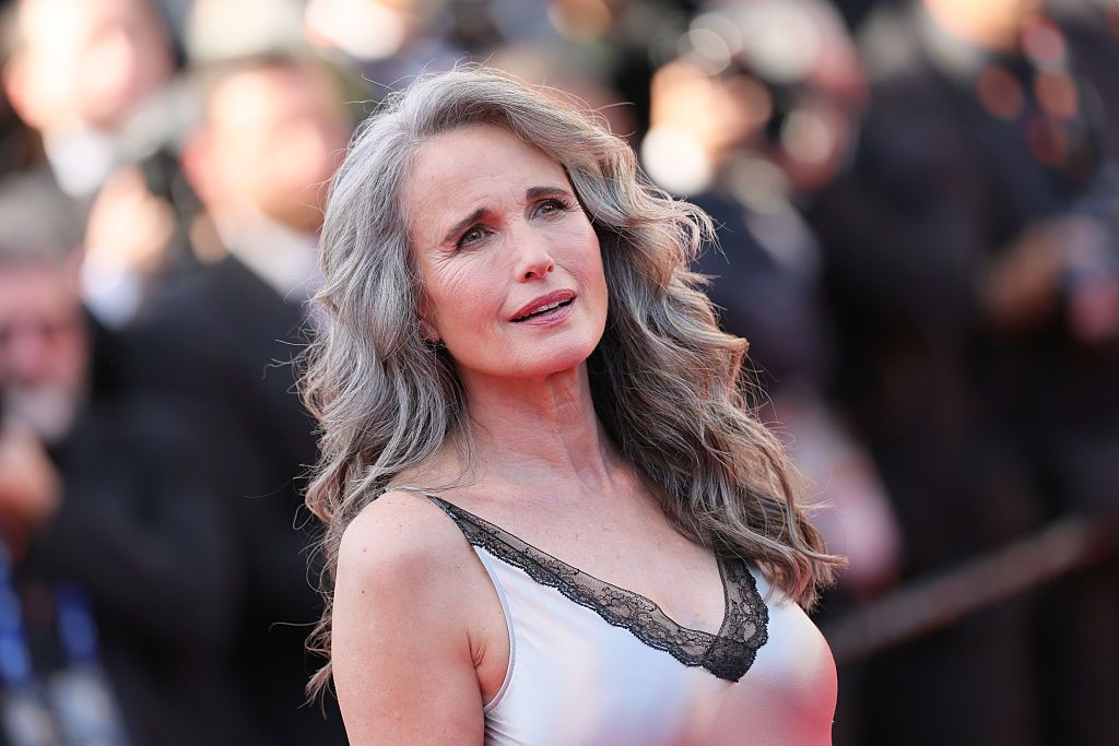 ​El insólito look de invitada de Andie MacDowell en la boda de su hija Rainey Qualley: tocado de ramas secas, hombreras de plumas y maquillaje gótico 