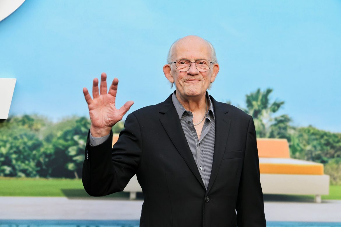 ​Christopher Lloyd, regreso al pasado en España: paella en el barrio de Salamanca, un ‘reencuentro’ emocionante con la gran obra de Gaudí y el sueño de interpretar a don Quijote 