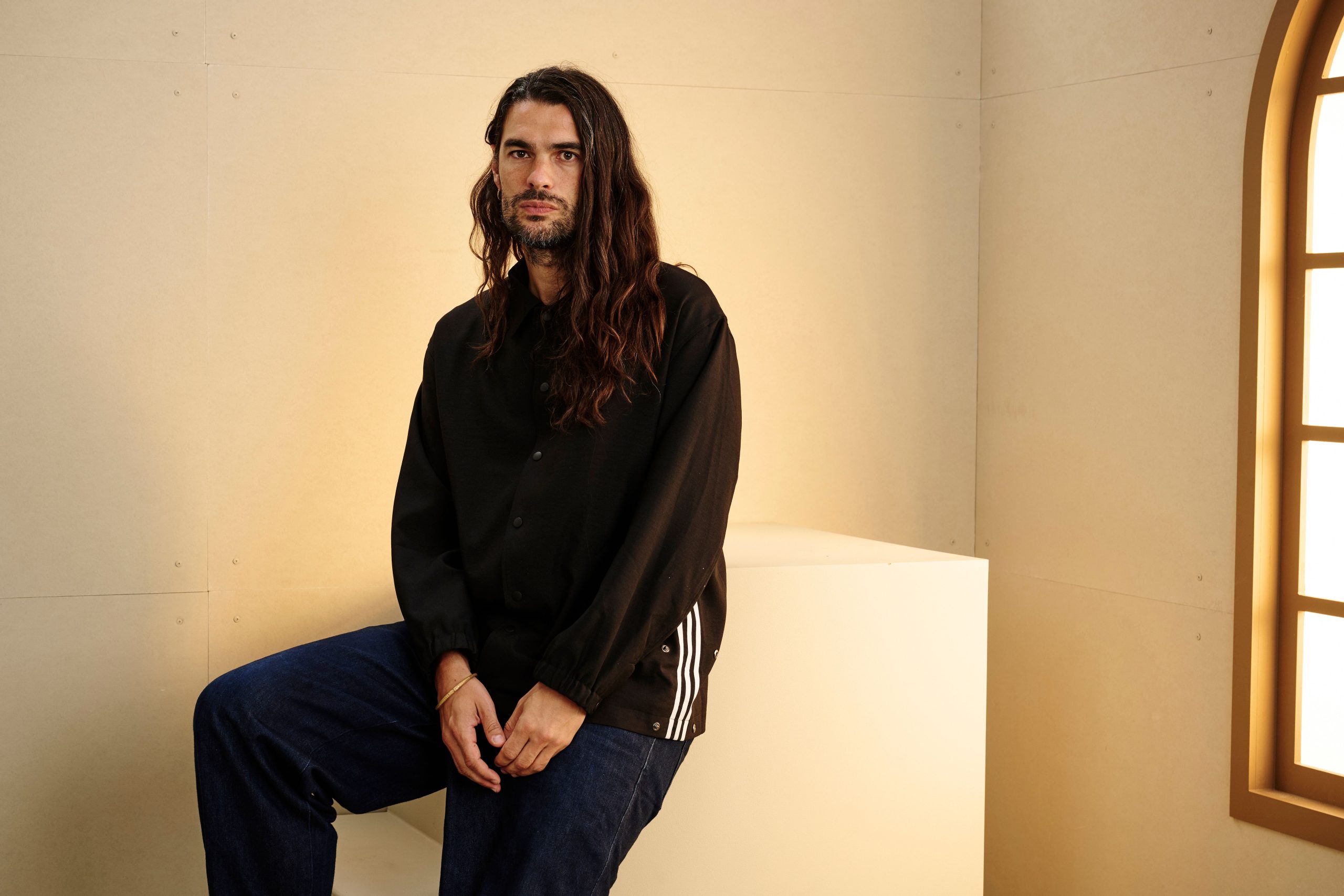 ​Oliver Laxe: “He entendido muy bien el mensaje: lo que la gente quiere es que en mi siguiente película vuelva a saltar al vacío” 