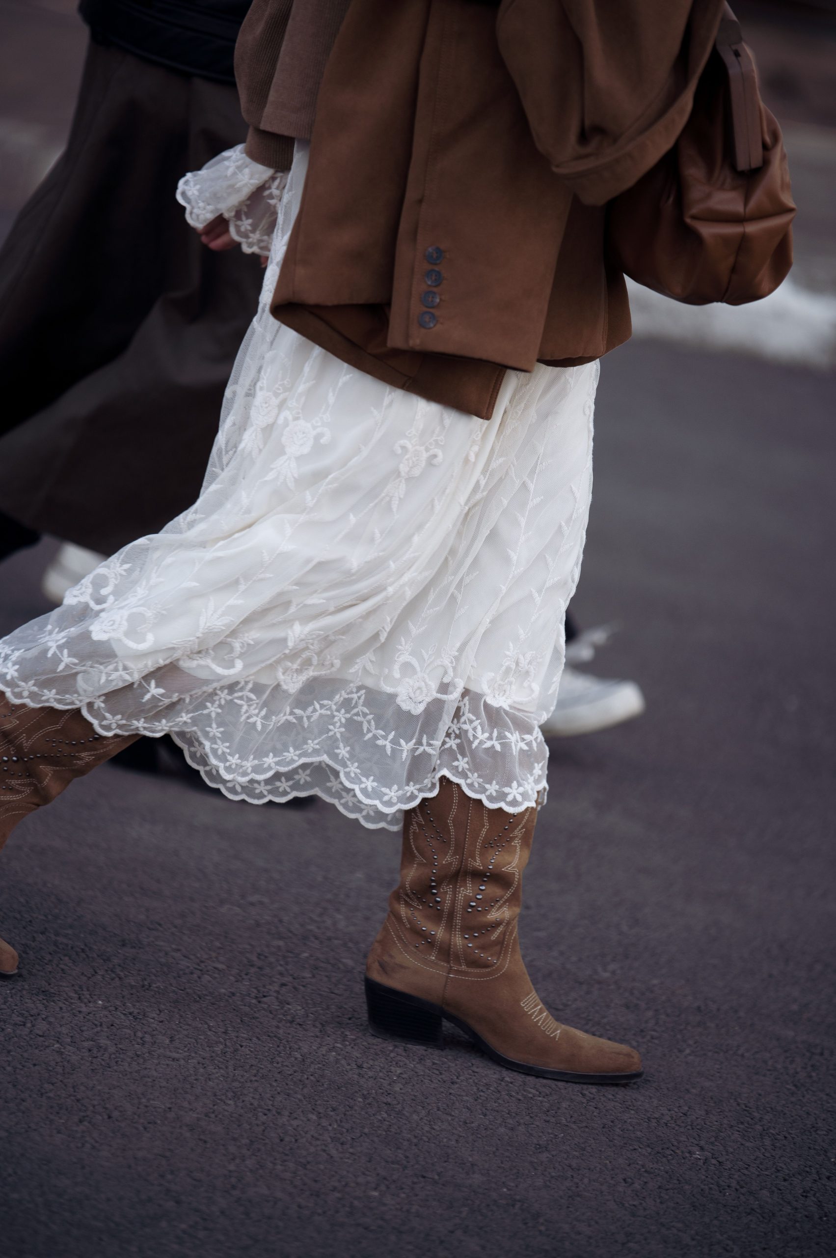 Estas 20 botas marrones, con tacón y sin él, son perfectas para calentar el otoño (y más allá)