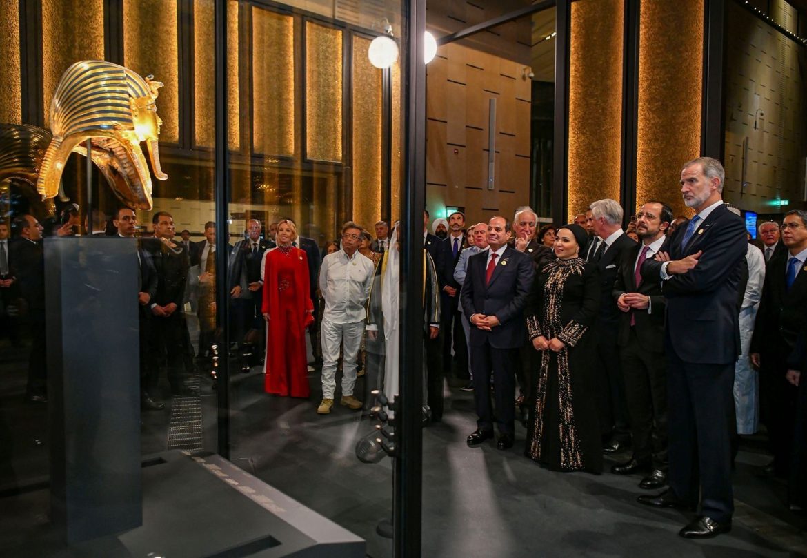 ​Felipe VI asiste a la espectacular inauguración del Gran Museo Egipcio: Rania de Jordania llama la atención vestida de rojo volcán 