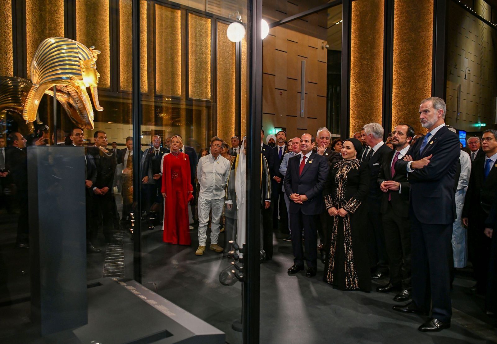 Felipe VI asiste a la espectacular inauguración del Gran Museo Egipcio: Rania de Jordania llama la atención vestida de rojo volcán