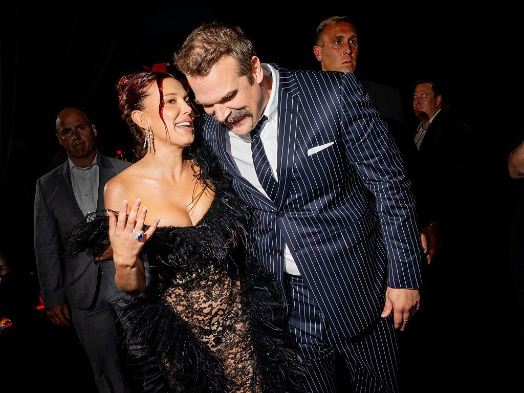 ​David Harbour y Millie Bobby Brown posan juntos (y entre risas) en la premiere de Stranger Things 